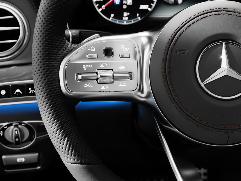 Mercedes-Benz heeft de vernieuwde S-Klasse nu volledig onthuld. Er zijn nieuwe motoren, een plug-in hybridevariant, meer rijtechnologie en meerdere kleinere wijzigingen.