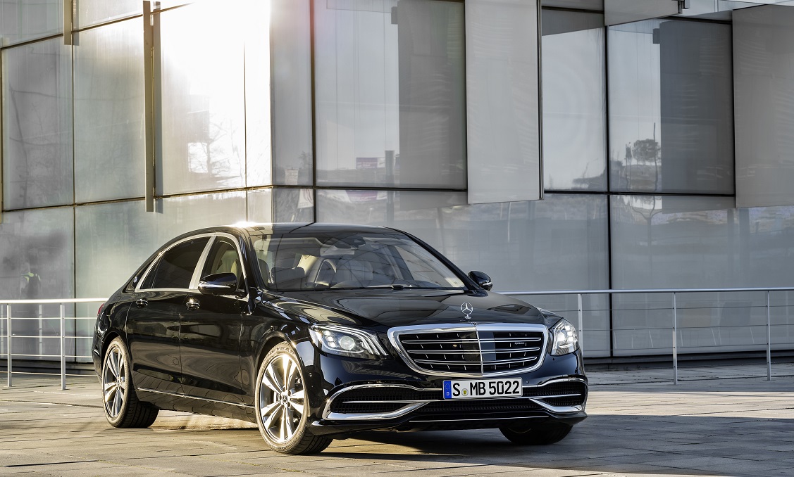 Mercedes-Benz heeft de vernieuwde S-Klasse nu volledig onthuld. Er zijn nieuwe motoren, een plug-in hybridevariant, meer rijtechnologie en meerdere kleinere wijzigingen.