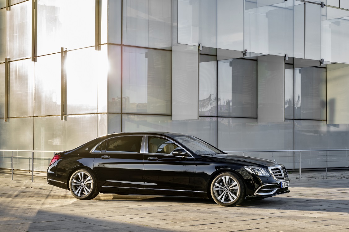 Mercedes-Benz heeft de vernieuwde S-Klasse nu volledig onthuld. Er zijn nieuwe motoren, een plug-in hybridevariant, meer rijtechnologie en meerdere kleinere wijzigingen.