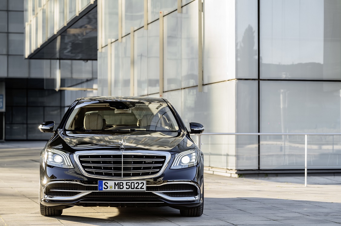 Mercedes-Benz heeft de vernieuwde S-Klasse nu volledig onthuld. Er zijn nieuwe motoren, een plug-in hybridevariant, meer rijtechnologie en meerdere kleinere wijzigingen.
