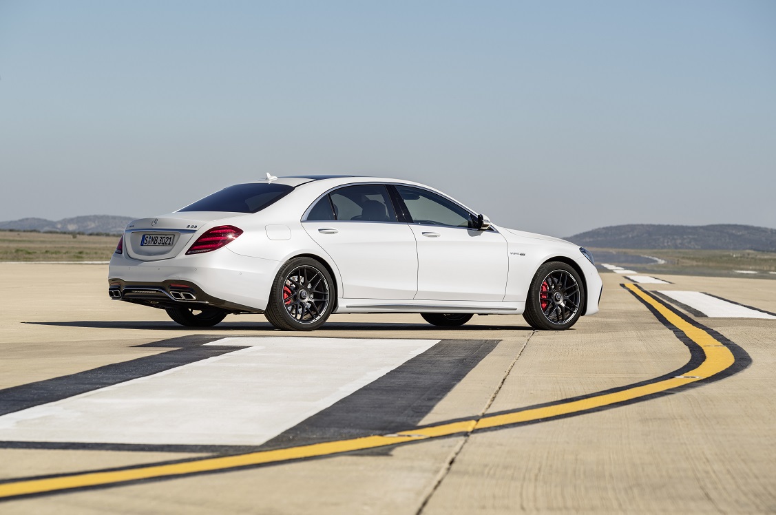 Mercedes-Benz heeft de vernieuwde S-Klasse nu volledig onthuld. Er zijn nieuwe motoren, een plug-in hybridevariant, meer rijtechnologie en meerdere kleinere wijzigingen.