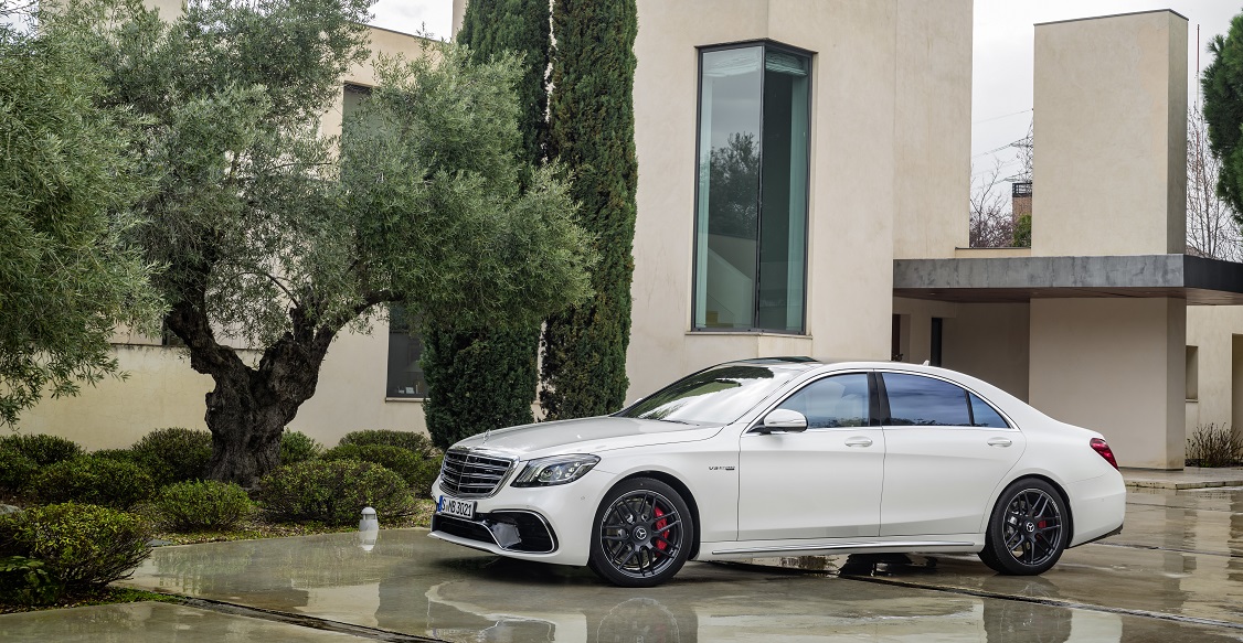 Mercedes-Benz heeft de vernieuwde S-Klasse nu volledig onthuld. Er zijn nieuwe motoren, een plug-in hybridevariant, meer rijtechnologie en meerdere kleinere wijzigingen.