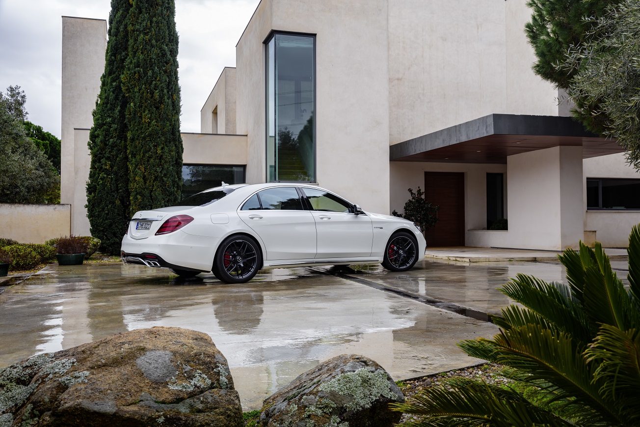 Mercedes-Benz heeft de vernieuwde S-Klasse nu volledig onthuld. Er zijn nieuwe motoren, een plug-in hybridevariant, meer rijtechnologie en meerdere kleinere wijzigingen.