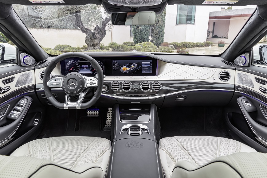 Mercedes-Benz heeft de vernieuwde S-Klasse nu volledig onthuld. Er zijn nieuwe motoren, een plug-in hybridevariant, meer rijtechnologie en meerdere kleinere wijzigingen.