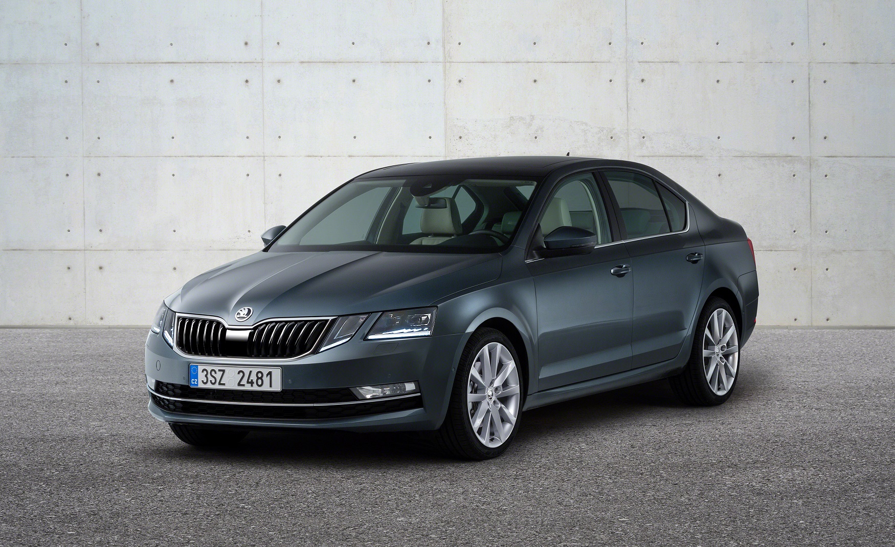 De Skoda Octavia heeft een facelift gekregen. Naast een nieuw front brengt die enkele nieuwe rijhulpsystemen en verbeterde technieken met zich mee.