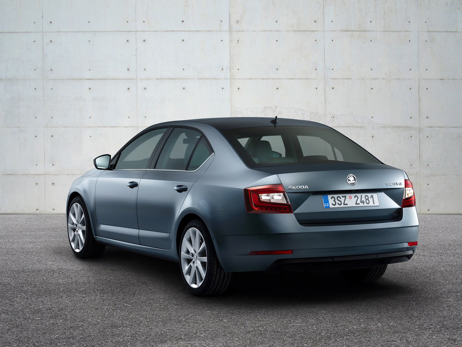 De Skoda Octavia heeft een facelift gekregen. Naast een nieuw front brengt die enkele nieuwe rijhulpsystemen en verbeterde technieken met zich mee.