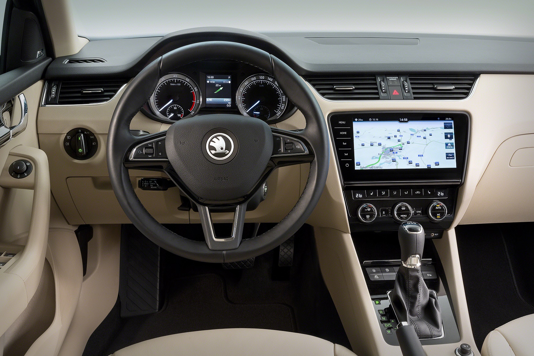 De Skoda Octavia heeft een facelift gekregen. Naast een nieuw front brengt die enkele nieuwe rijhulpsystemen en verbeterde technieken met zich mee.