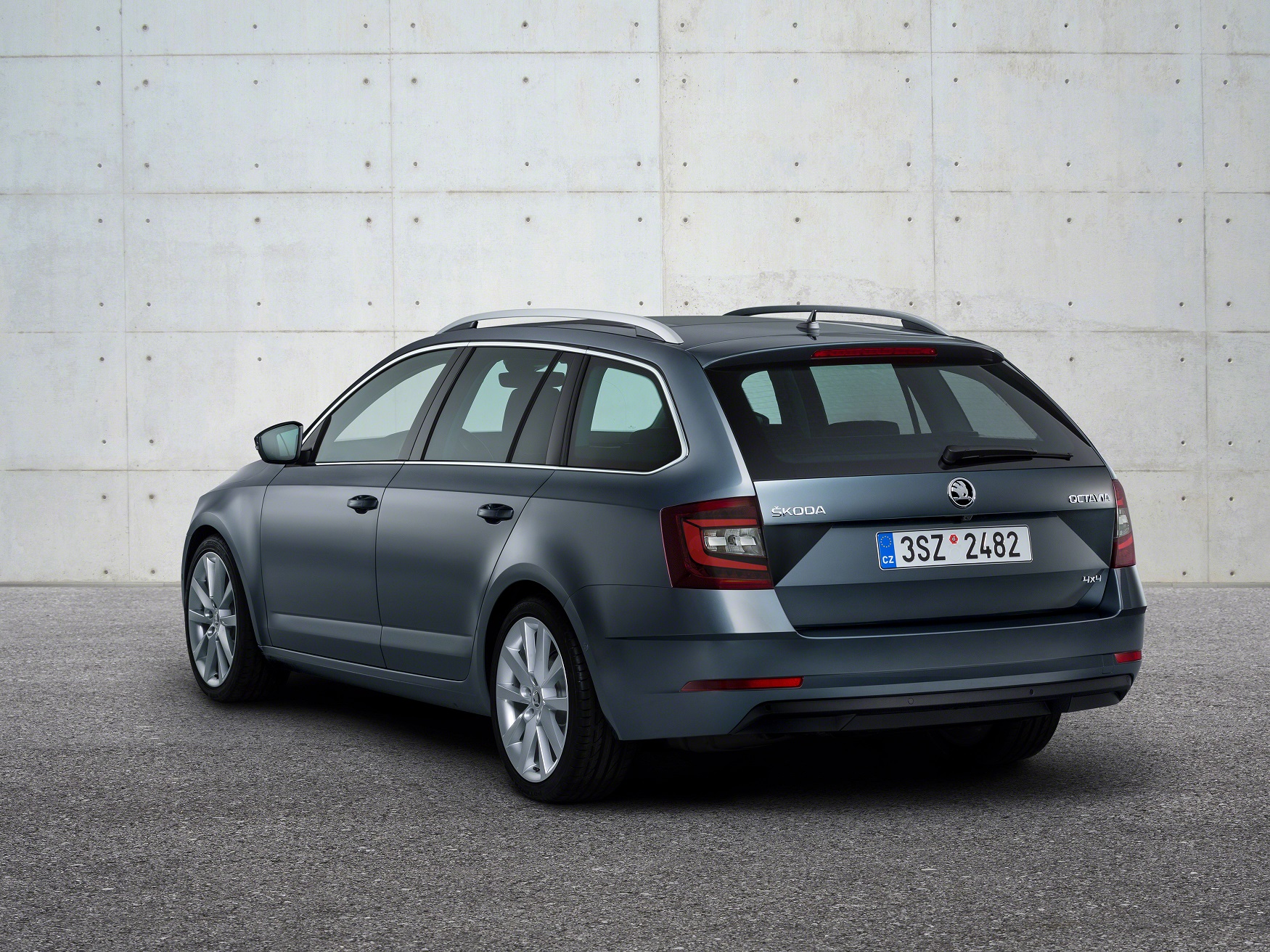 De Skoda Octavia heeft een facelift gekregen. Naast een nieuw front brengt die enkele nieuwe rijhulpsystemen en verbeterde technieken met zich mee.