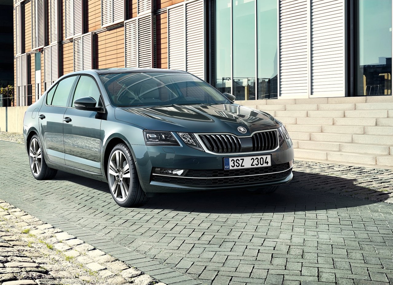 De Skoda Octavia heeft een facelift gekregen. Naast een nieuw front brengt die enkele nieuwe rijhulpsystemen en verbeterde technieken met zich mee.