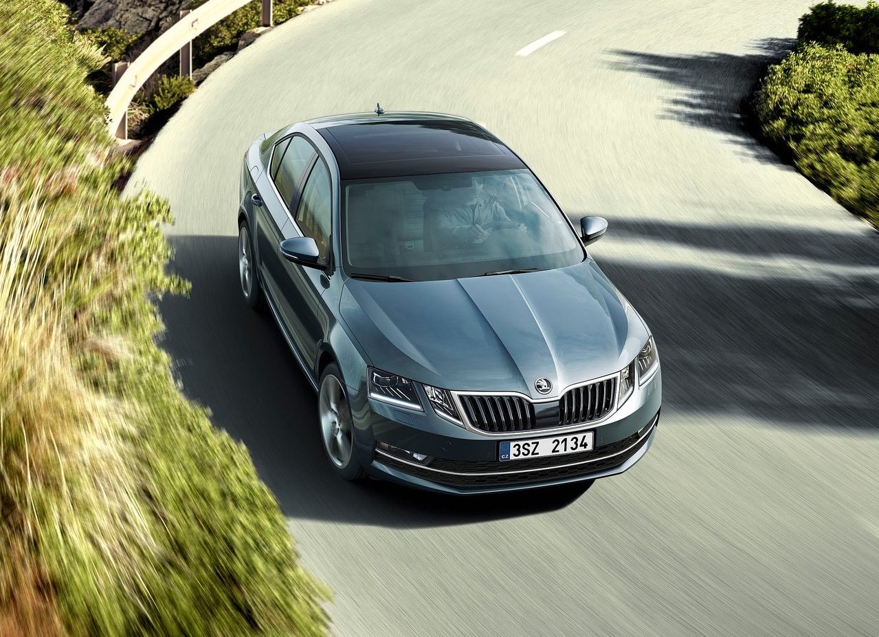 De Skoda Octavia heeft een facelift gekregen. Naast een nieuw front brengt die enkele nieuwe rijhulpsystemen en verbeterde technieken met zich mee.