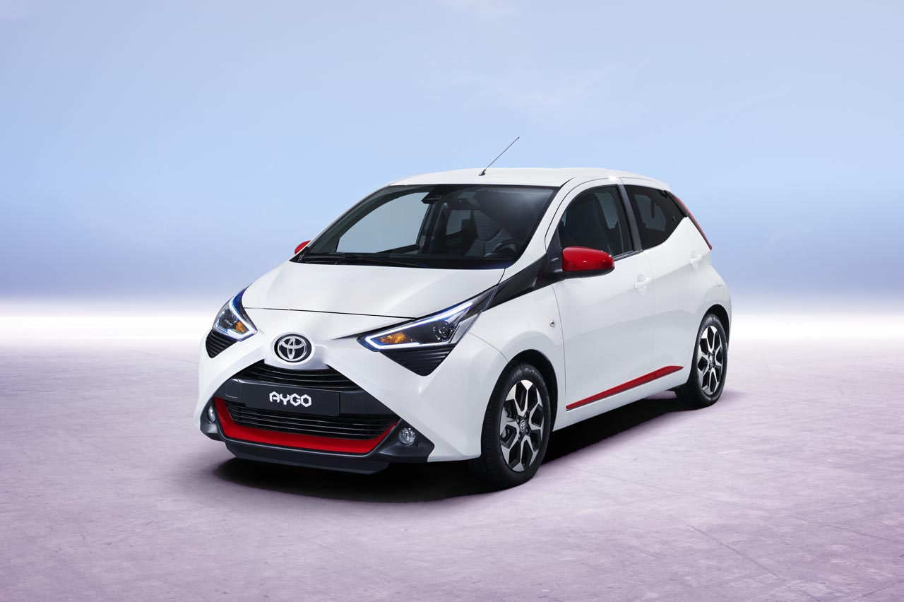 Toyota geeft de Aygo een bescheiden facelift en maakt het model ook zuiniger en veiliger.