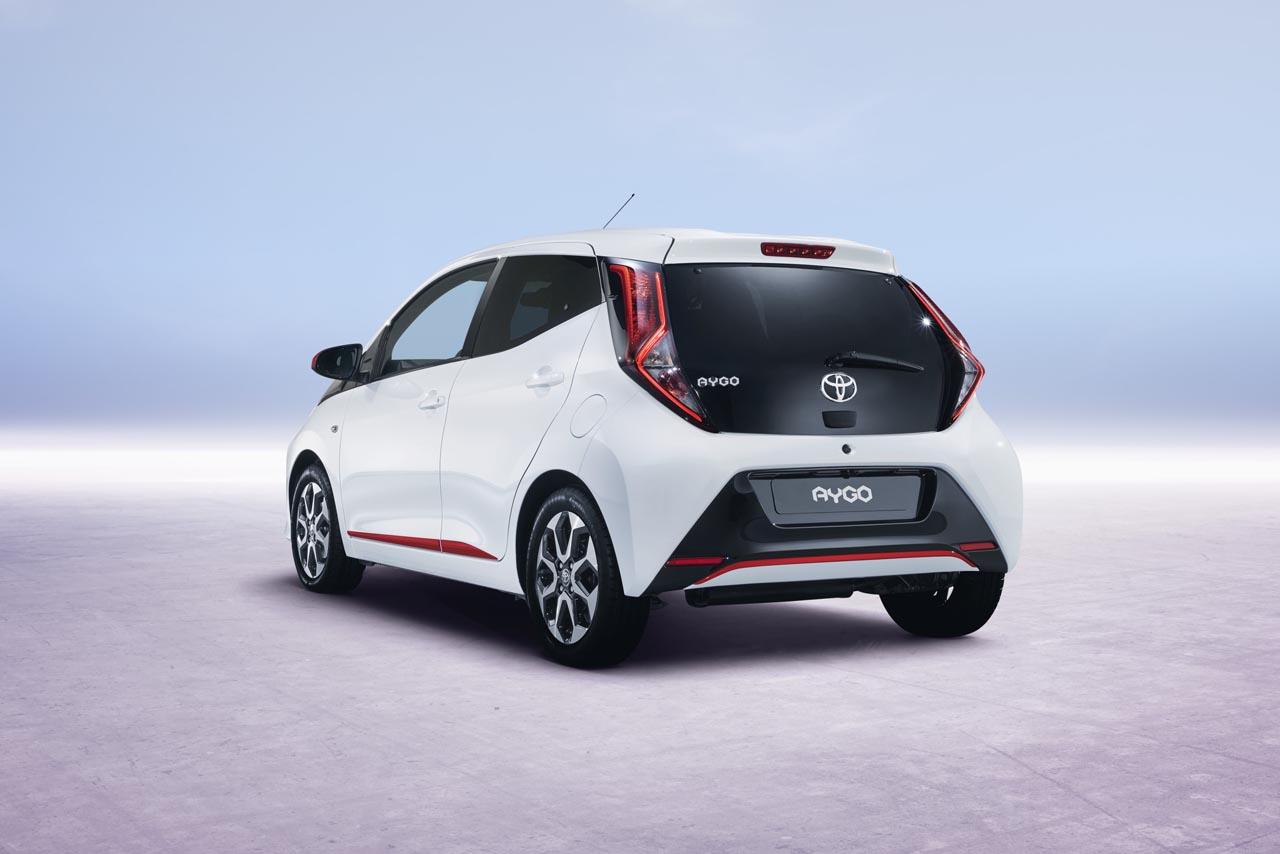 Toyota geeft de Aygo een bescheiden facelift en maakt het model ook zuiniger en veiliger.