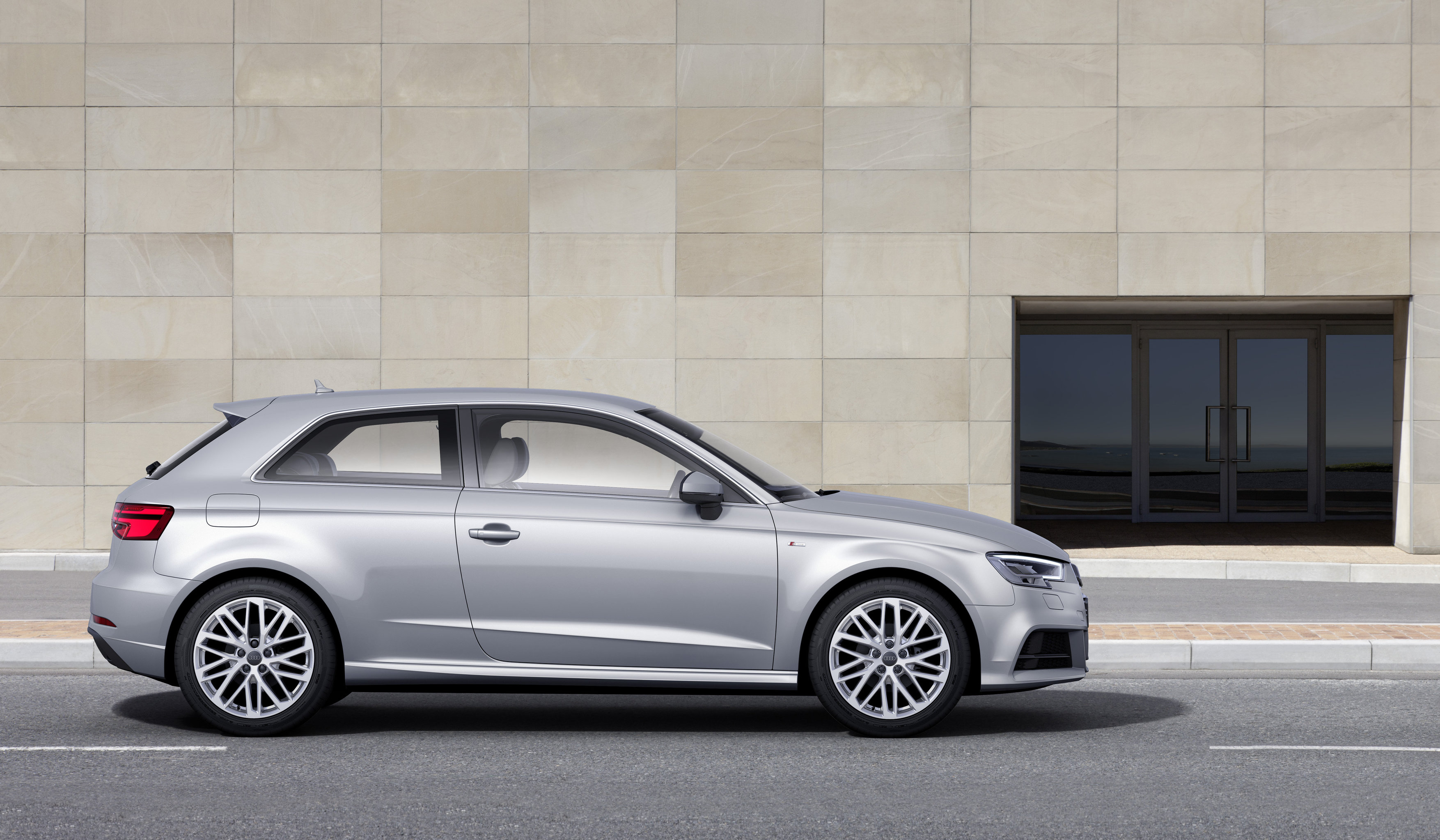 Facelift Audi A3 een feit. Vanaf de zomer 2016 staat de vernieuwde Audi A3 met een nieuw gezicht, verse motoren, de 1.0 TFSI driecilinder en meer veiligheid in de showrooms.