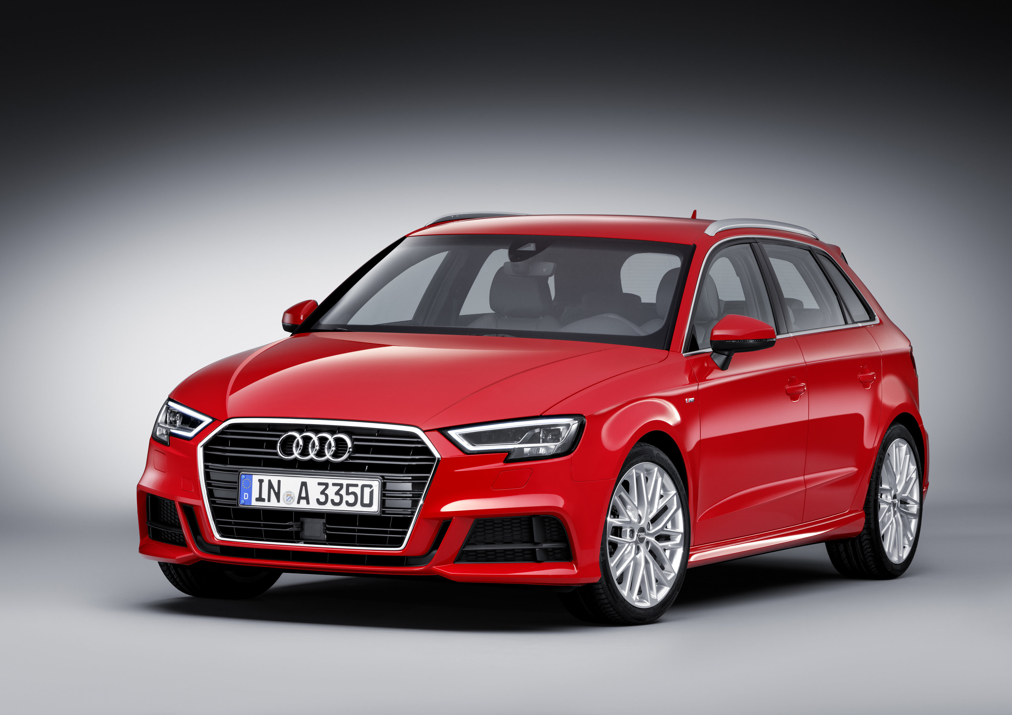 Facelift Audi A3 een feit. Vanaf de zomer 2016 staat de vernieuwde Audi A3 met een nieuw gezicht, verse motoren, de 1.0 TFSI driecilinder en meer veiligheid in de showrooms.