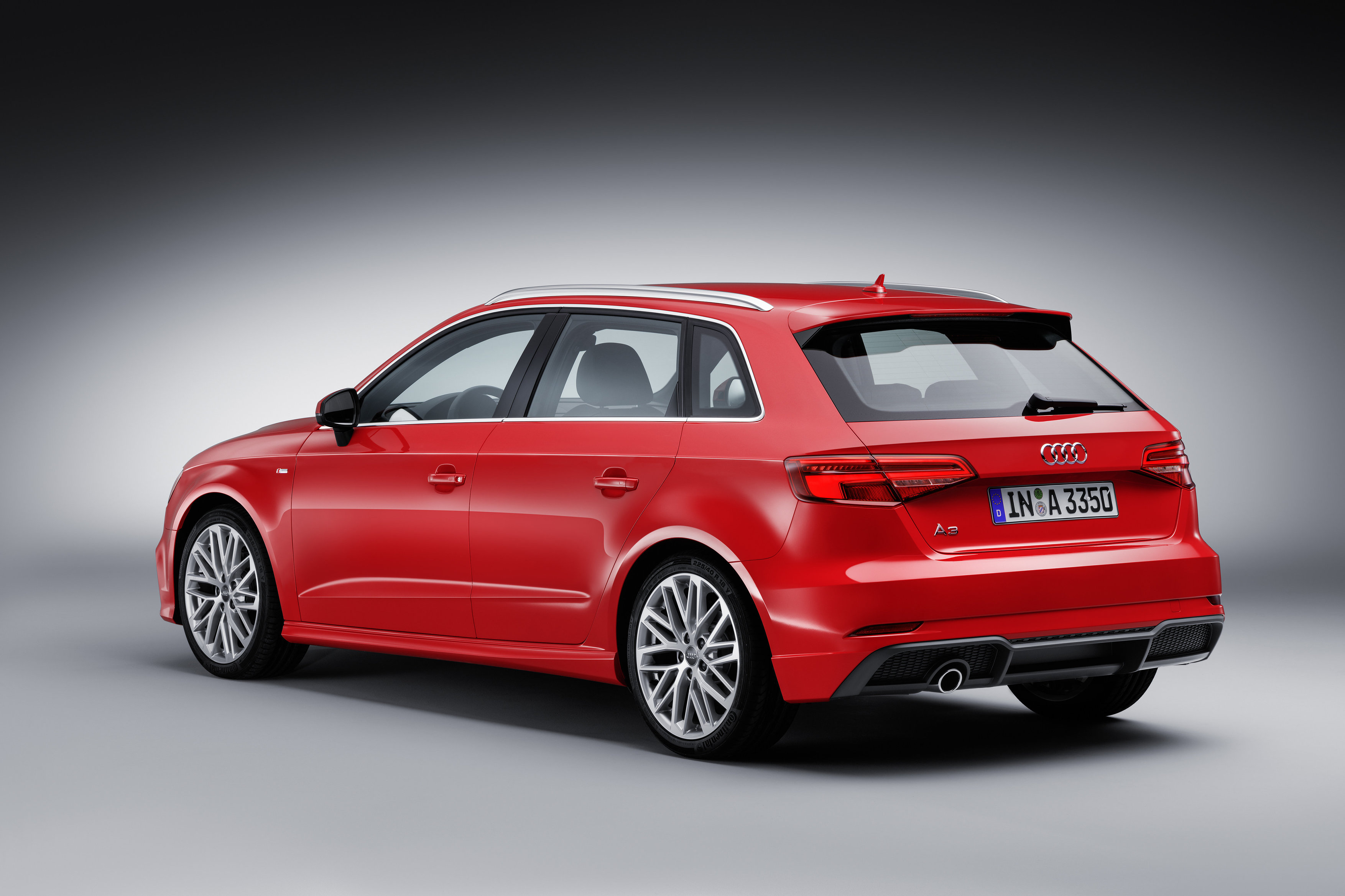 Facelift Audi A3 een feit. Vanaf de zomer 2016 staat de vernieuwde Audi A3 met een nieuw gezicht, verse motoren, de 1.0 TFSI driecilinder en meer veiligheid in de showrooms.