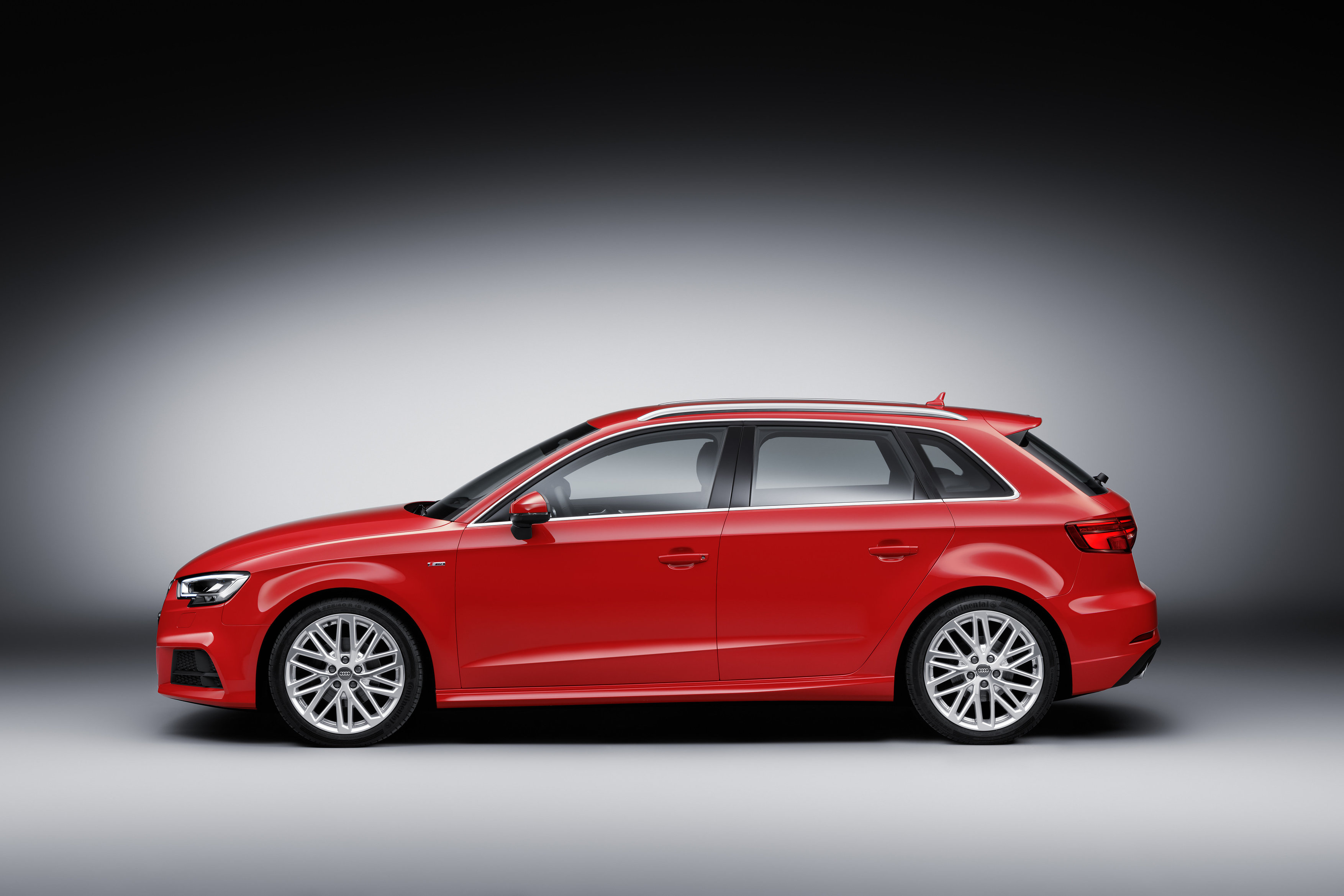 Facelift Audi A3 een feit. Vanaf de zomer 2016 staat de vernieuwde Audi A3 met een nieuw gezicht, verse motoren, de 1.0 TFSI driecilinder en meer veiligheid in de showrooms.