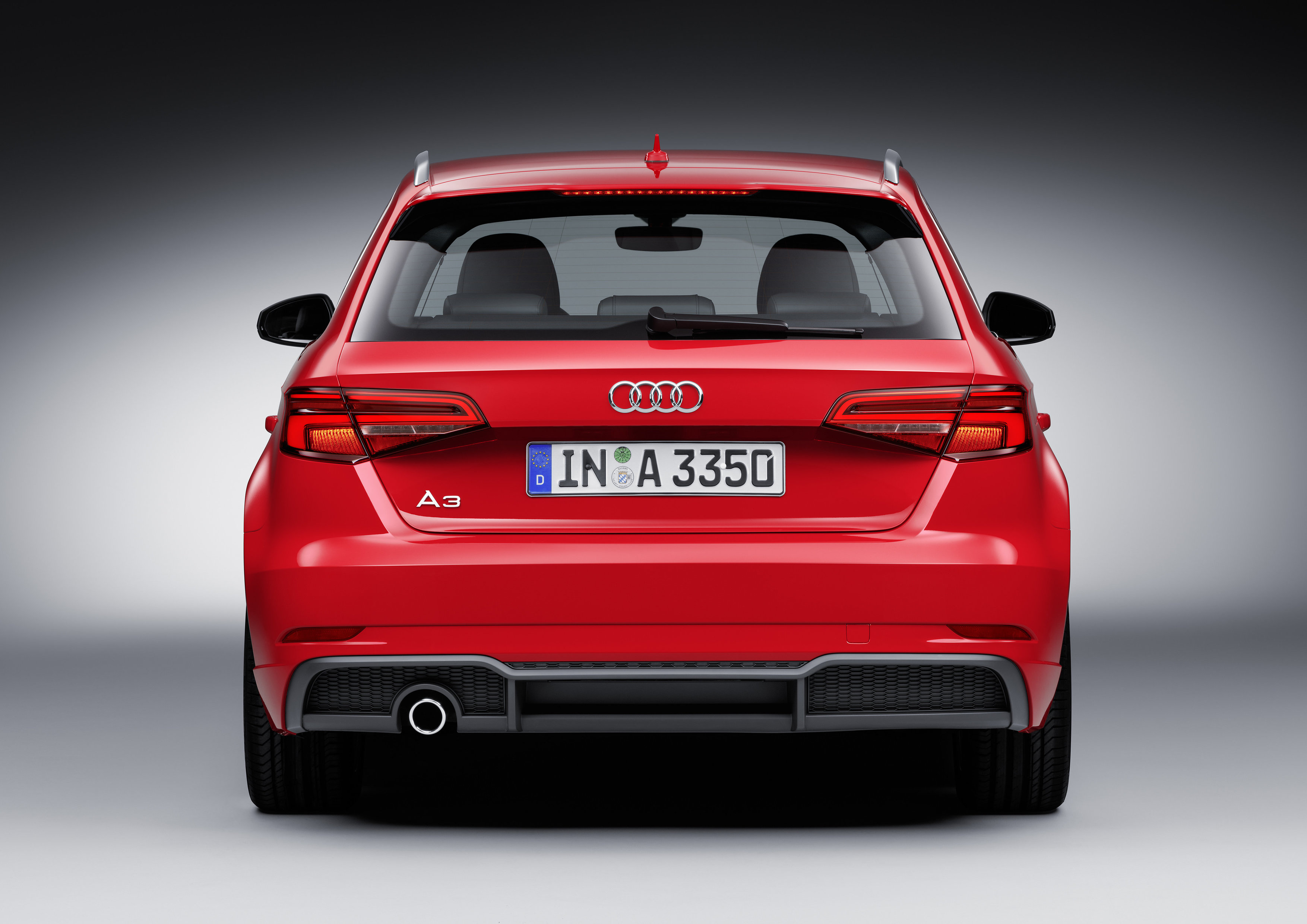 Facelift Audi A3 een feit. Vanaf de zomer 2016 staat de vernieuwde Audi A3 met een nieuw gezicht, verse motoren, de 1.0 TFSI driecilinder en meer veiligheid in de showrooms.