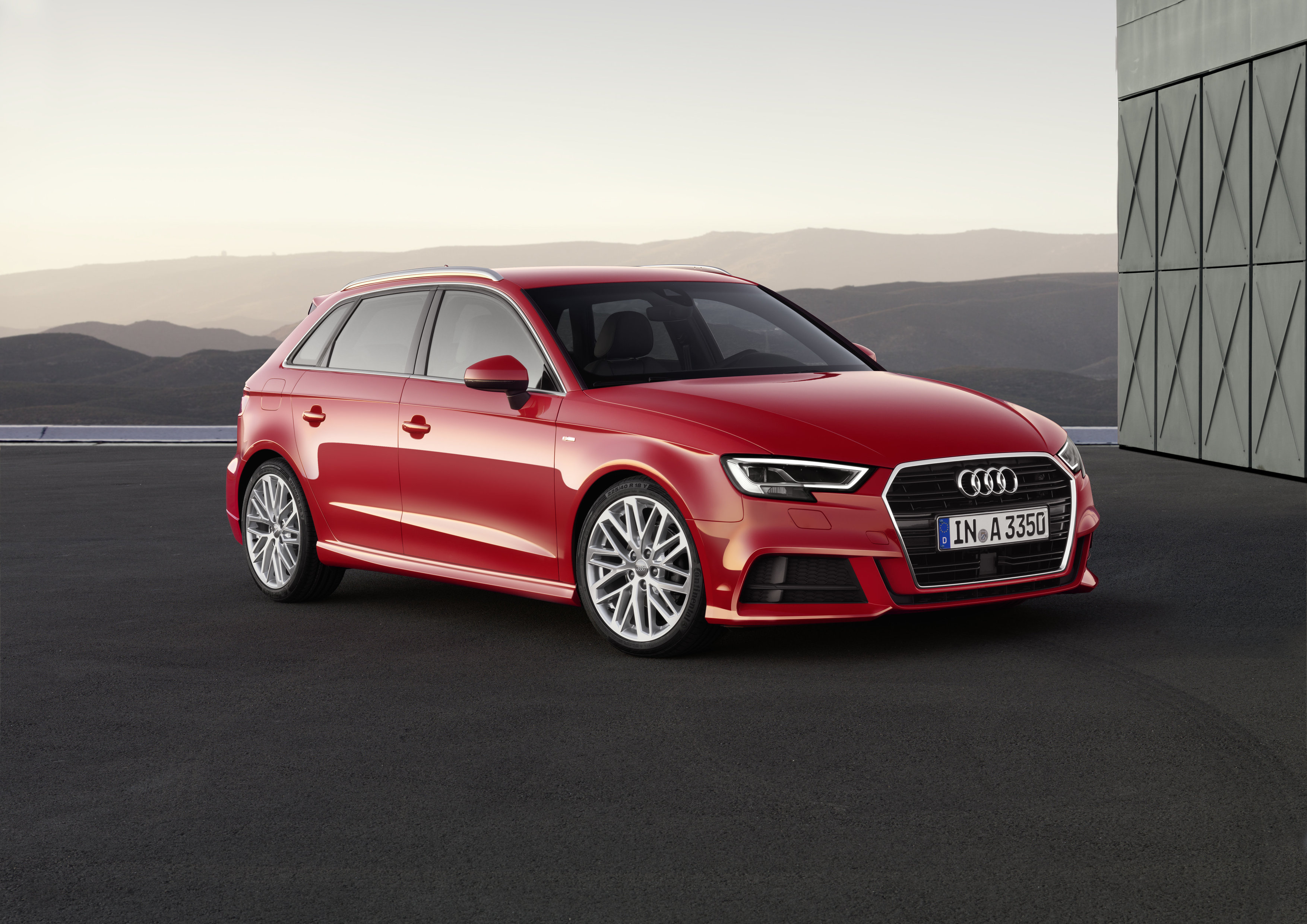 Facelift Audi A3 een feit. Vanaf de zomer 2016 staat de vernieuwde Audi A3 met een nieuw gezicht, verse motoren, de 1.0 TFSI driecilinder en meer veiligheid in de showrooms.