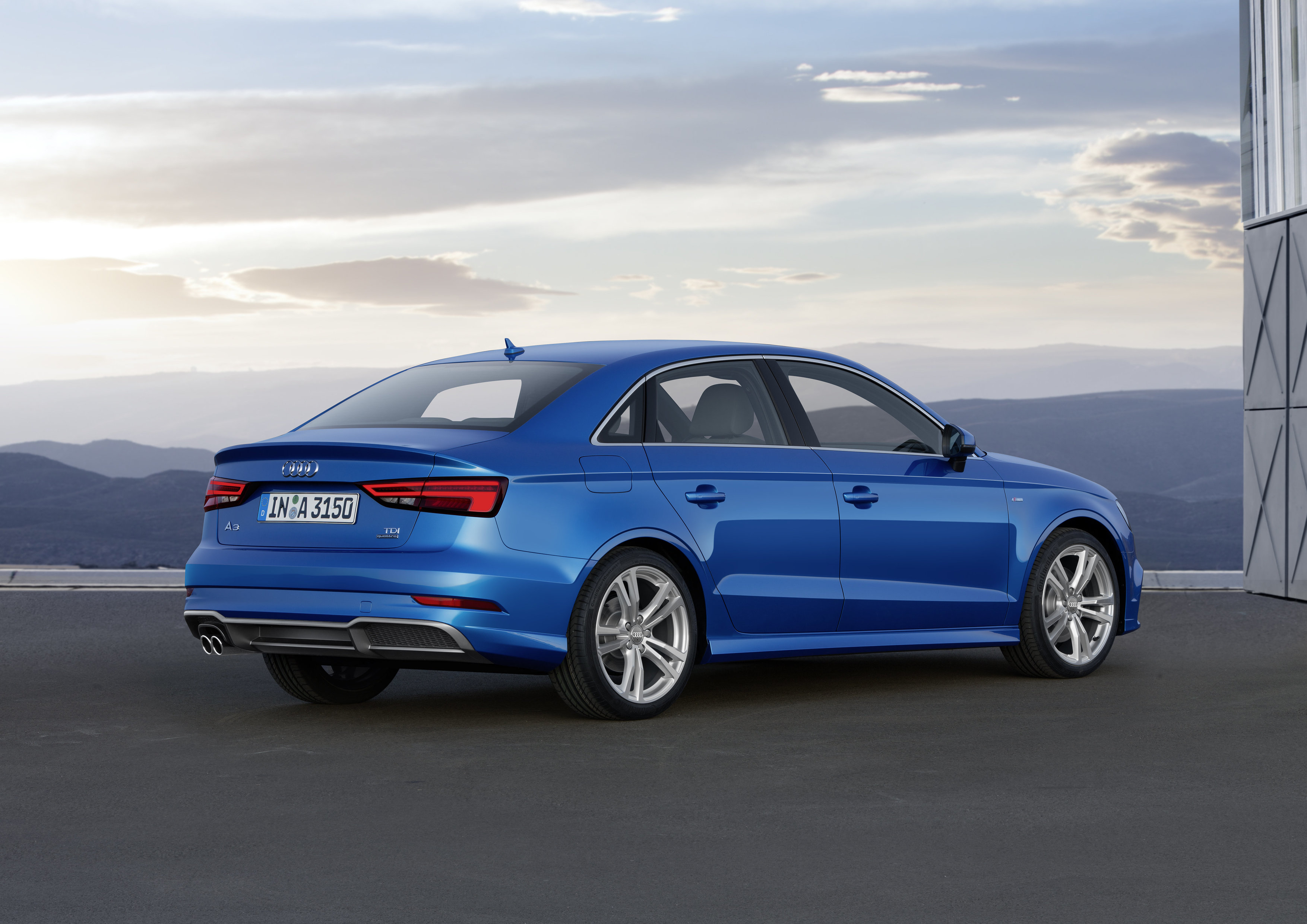 Facelift Audi A3 een feit. Vanaf de zomer 2016 staat de vernieuwde Audi A3 met een nieuw gezicht, verse motoren, de 1.0 TFSI driecilinder en meer veiligheid in de showrooms.