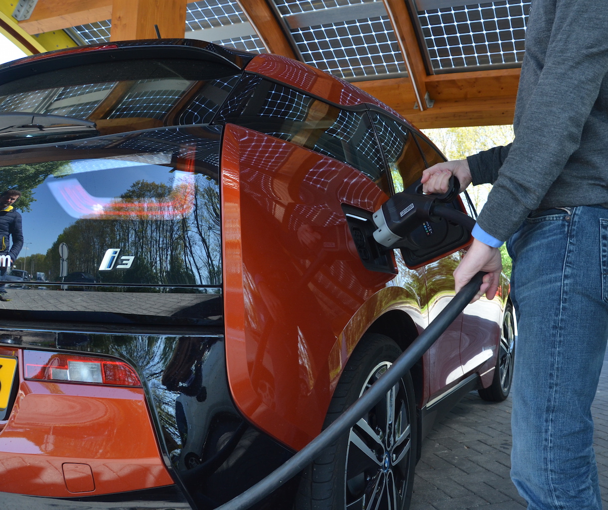 Fastned wil naast snellaadstations langs snelwegen ook snelladen in binnensteden mogelijk maken.