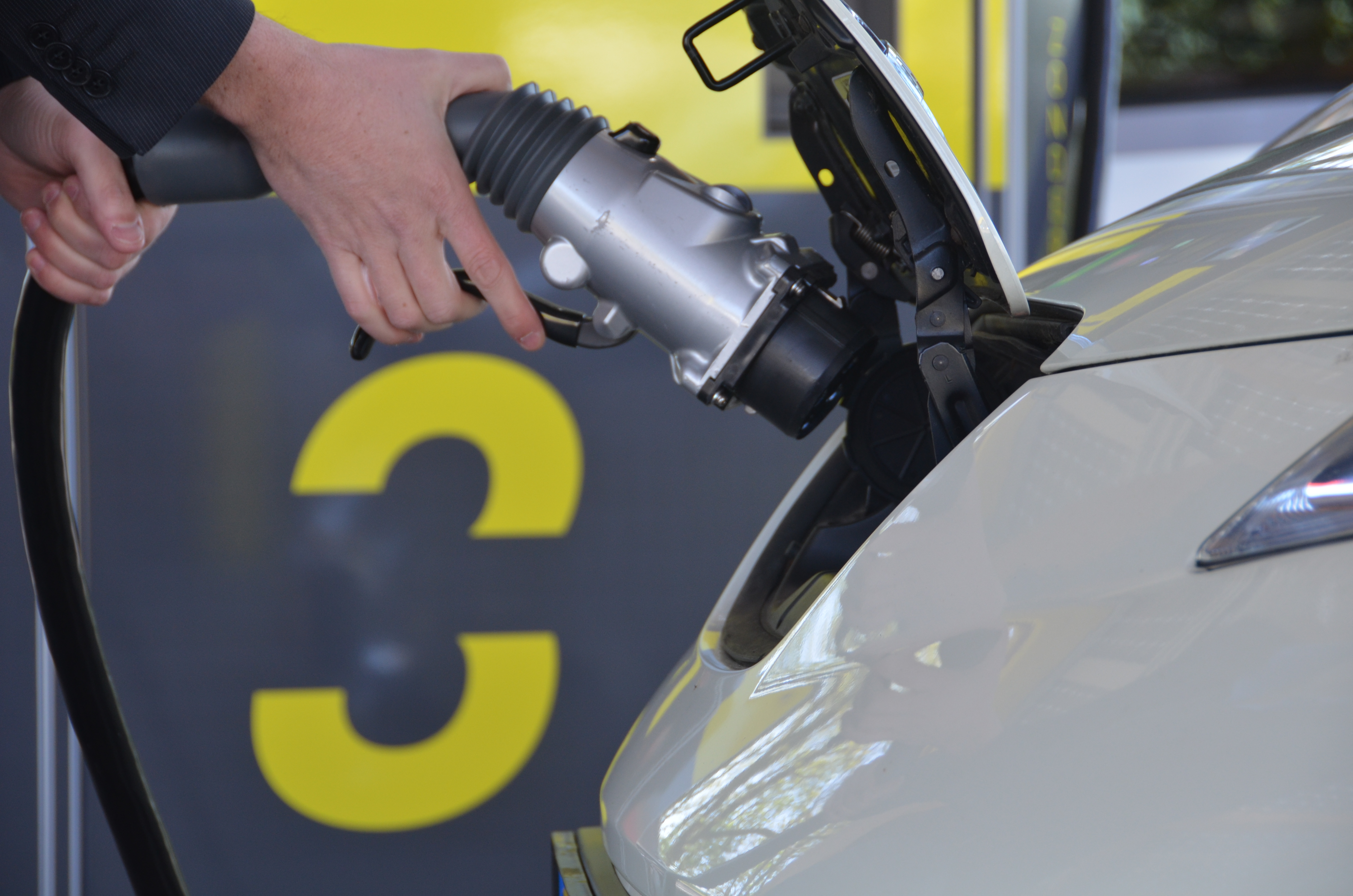 Fastned klaagt bij Rijkswaterstaat over oneerlijke concurrentie tussen de aanbieders van elektriciteit en tankstationhouders.