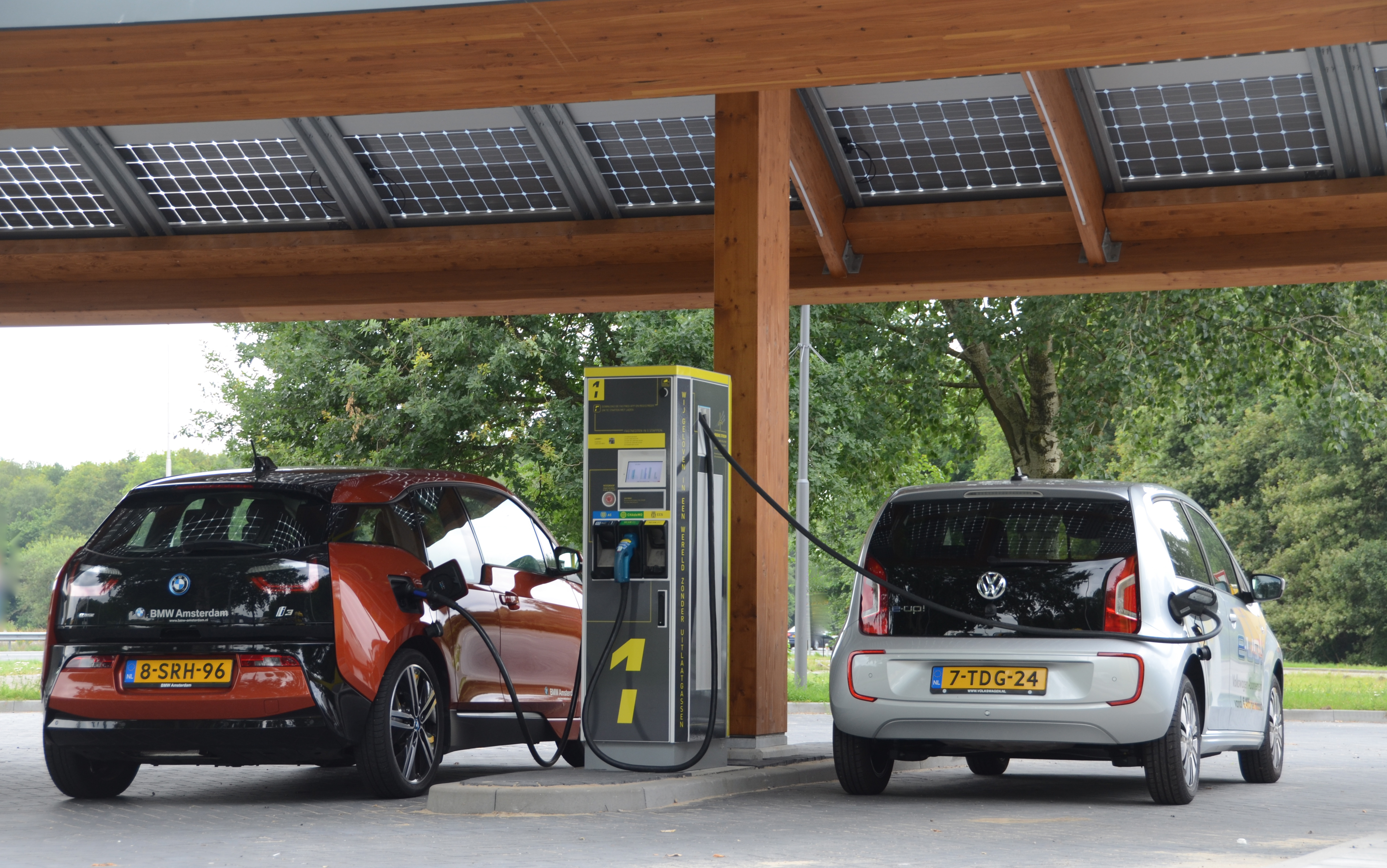 Fastned klaagt bij Rijkswaterstaat over oneerlijke concurrentie tussen de aanbieders van elektriciteit en tankstationhouders.