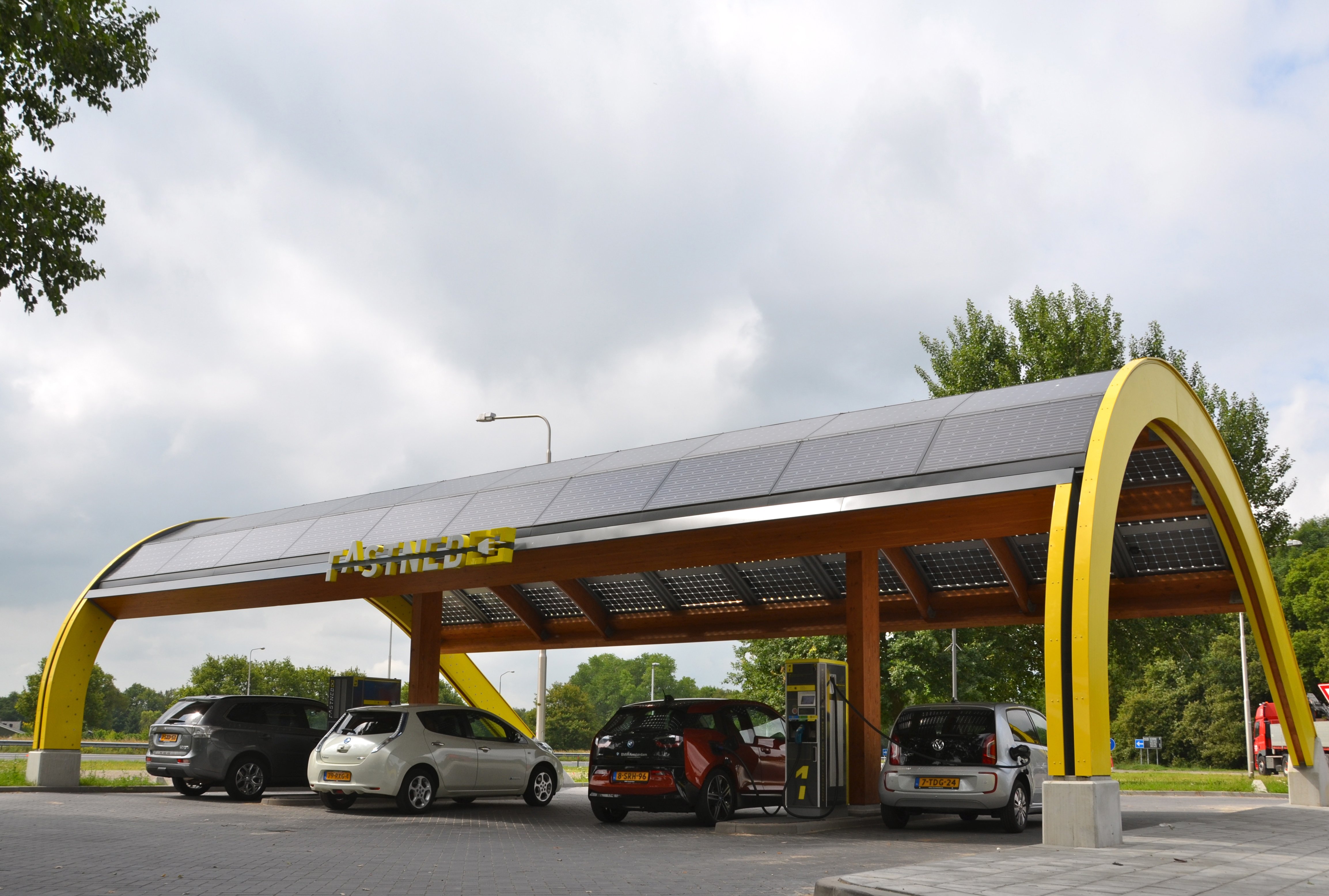 Fastned klaagt bij Rijkswaterstaat over oneerlijke concurrentie tussen de aanbieders van elektriciteit en tankstationhouders.