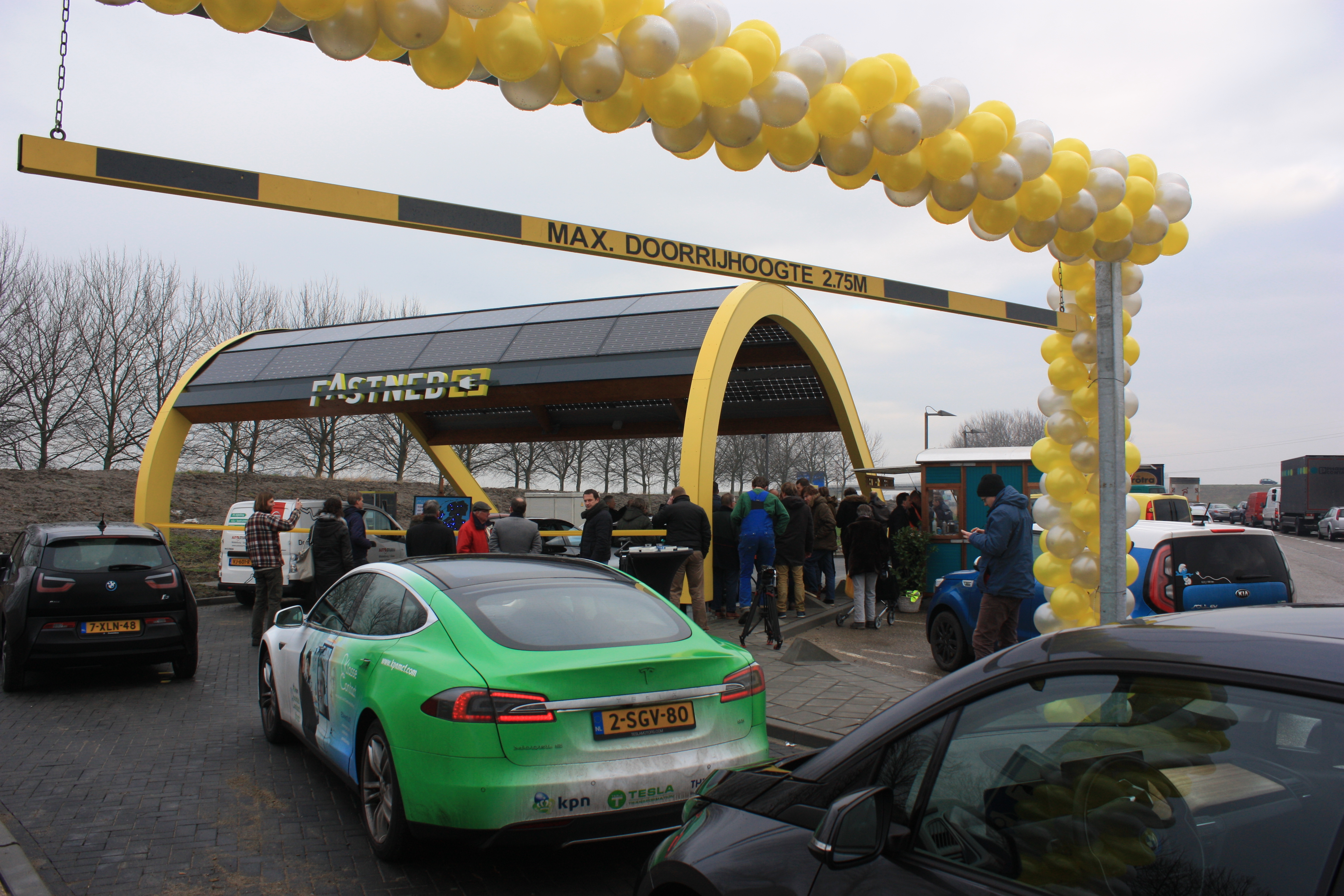 Tesla-rijders kunnen in navolging van het Tesla Supercharger netwerk ook snelladen bij het Fastned netwerk op meer dan vijftig locaties in Nederland.