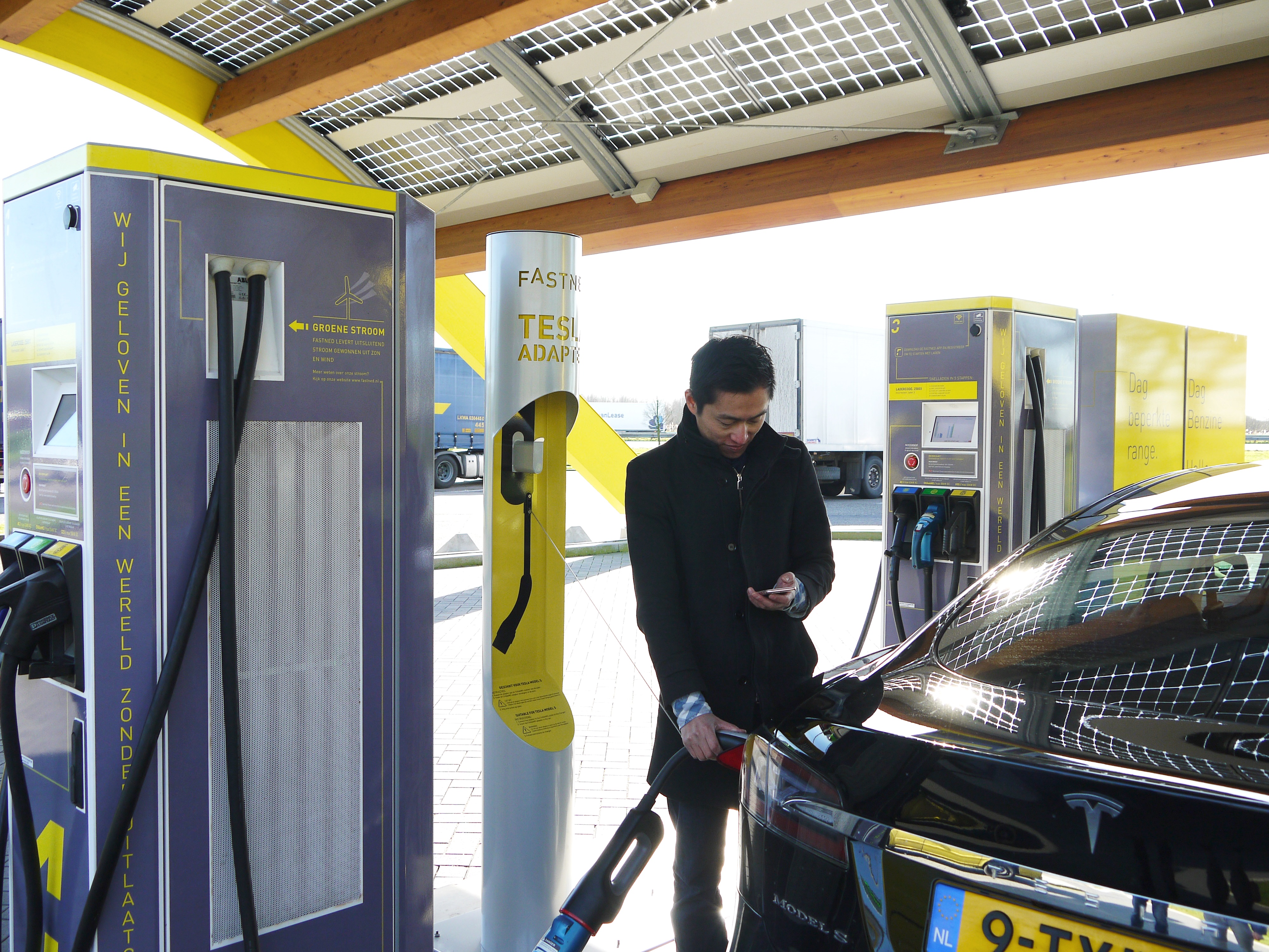 Tesla-rijders kunnen in navolging van het Tesla Supercharger netwerk ook snelladen bij het Fastned netwerk op meer dan vijftig locaties in Nederland.