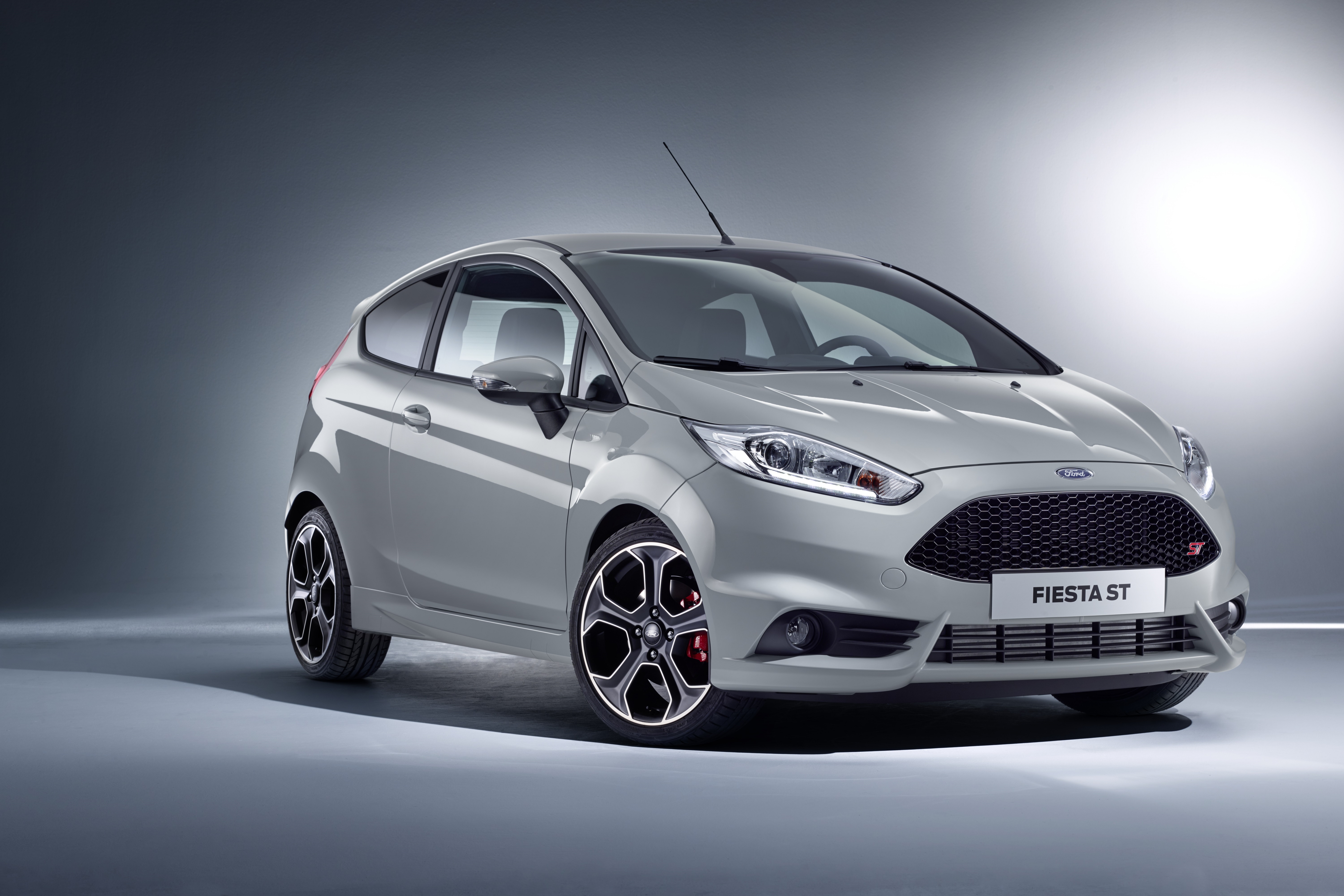 Ford haalt de Fiesta ST200 niet als feestnummer naar Nederland. De jubileumeditie zou bij ons te duur worden. Wel staat de Fiesta ST-Line op het programma.