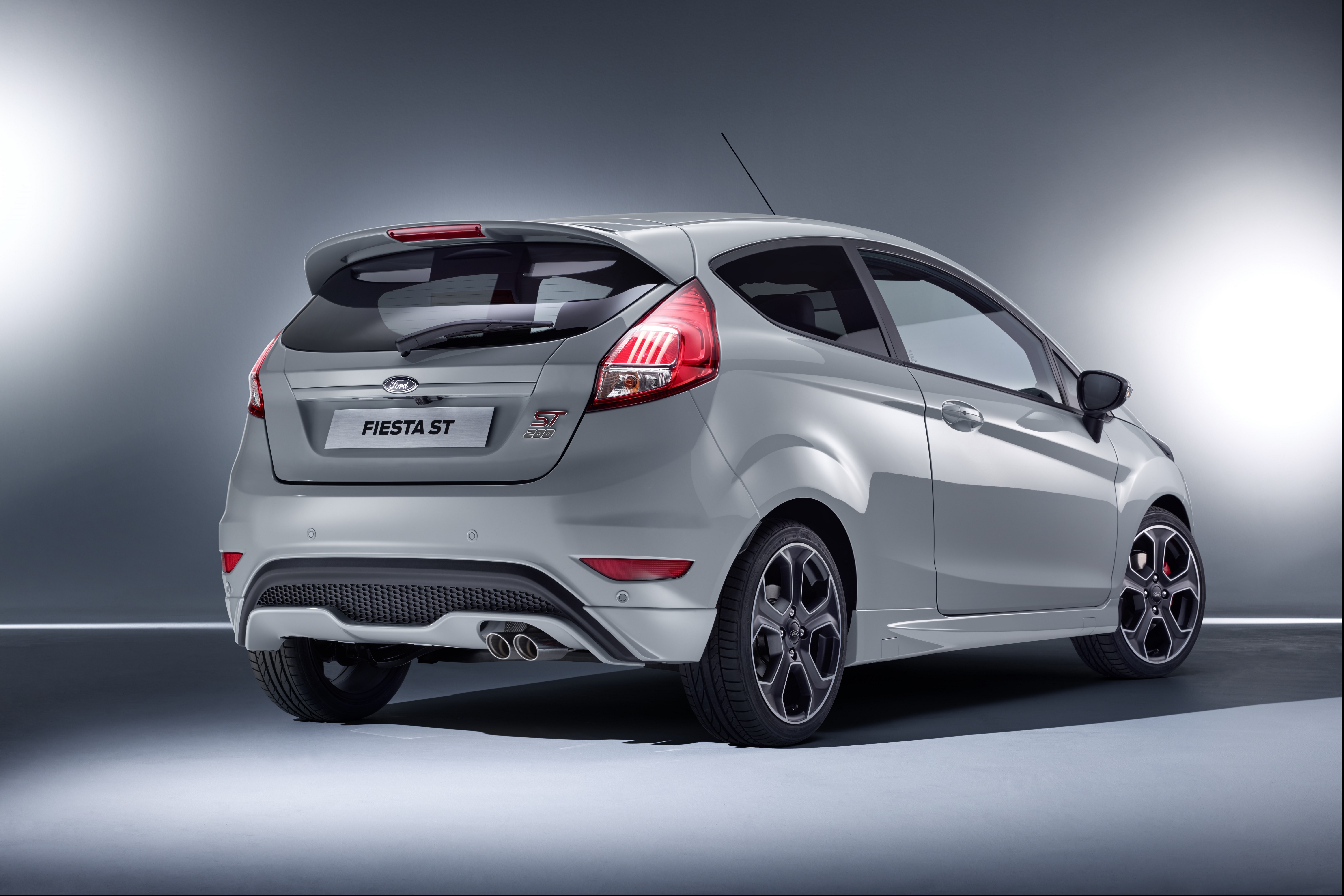 Ford haalt de Fiesta ST200 niet als feestnummer naar Nederland. De jubileumeditie zou bij ons te duur worden. Wel staat de Fiesta ST-Line op het programma.