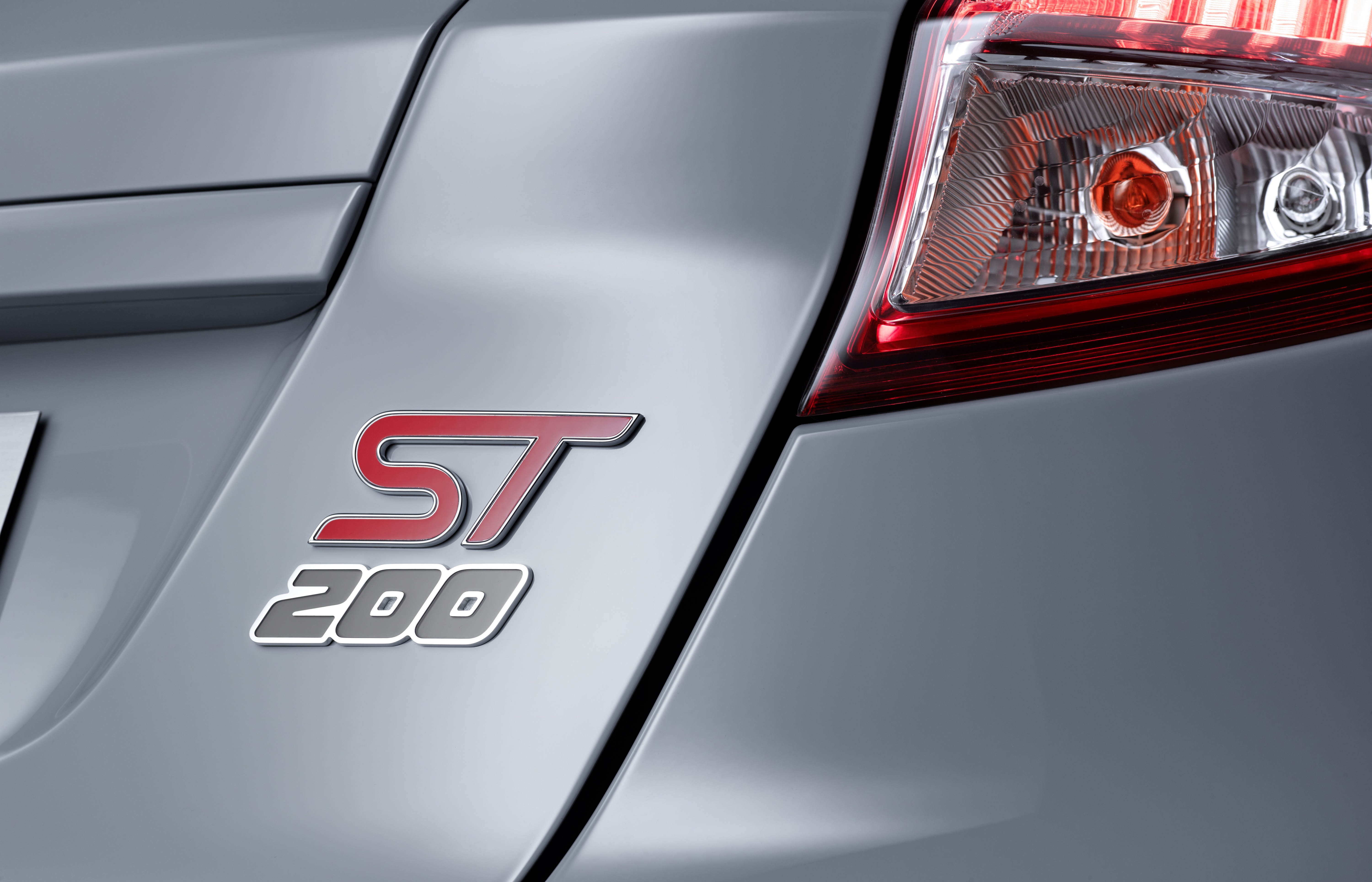 Ford haalt de Fiesta ST200 niet als feestnummer naar Nederland. De jubileumeditie zou bij ons te duur worden. Wel staat de Fiesta ST-Line op het programma.