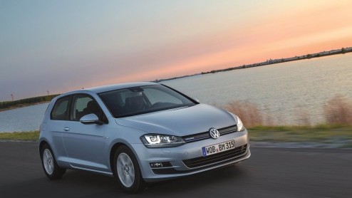 De Volkswagen Golf blaast dit jaar veertig kaarsjes uit en dat is reden voor een feestje. Volkswagen introduceert de Edition 40-modellen voor vrijwel alle varianten.