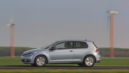 De Volkswagen Golf blaast dit jaar veertig kaarsjes uit en dat is reden voor een feestje. Volkswagen introduceert de Edition 40-modellen voor vrijwel alle varianten.