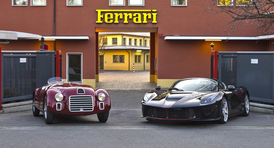 Vanaf deze week viert Ferrari feest, want het is 70 jaar geleden dat er voor het eerst een Ferrari de fabriekspoorten in Maranello uitreed. Diezelfde auto deed dat vandaag weer.