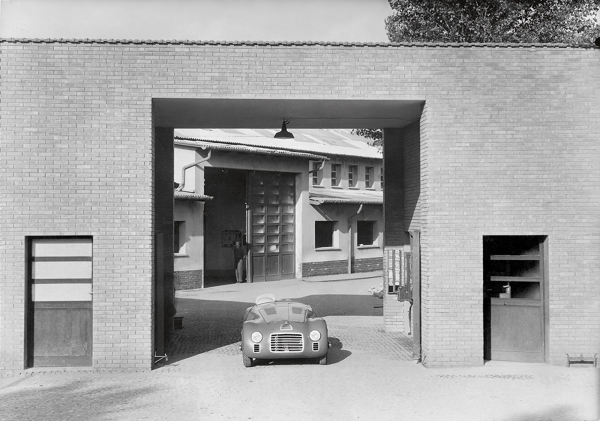 Vanaf deze week viert Ferrari feest, want het is 70 jaar geleden dat er voor het eerst een Ferrari de fabriekspoorten in Maranello uitreed. Diezelfde auto deed dat vandaag weer.