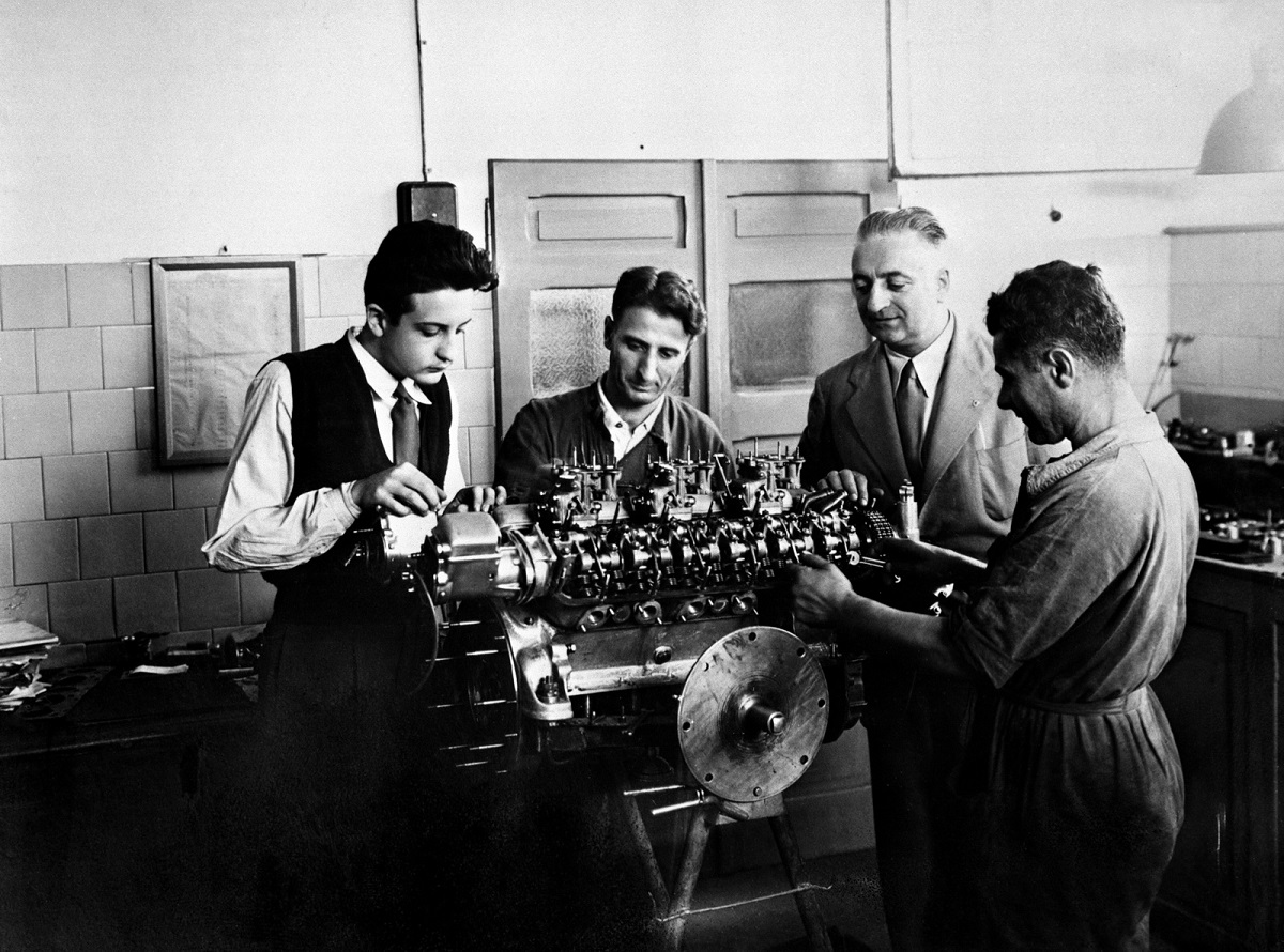 Vanaf deze week viert Ferrari feest, want het is 70 jaar geleden dat er voor het eerst een Ferrari de fabriekspoorten in Maranello uitreed. Diezelfde auto deed dat vandaag weer.