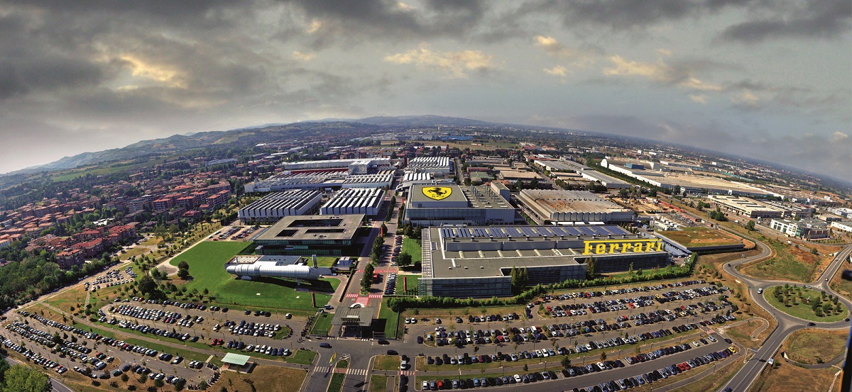 Vanaf deze week viert Ferrari feest, want het is 70 jaar geleden dat er voor het eerst een Ferrari de fabriekspoorten in Maranello uitreed. Diezelfde auto deed dat vandaag weer.