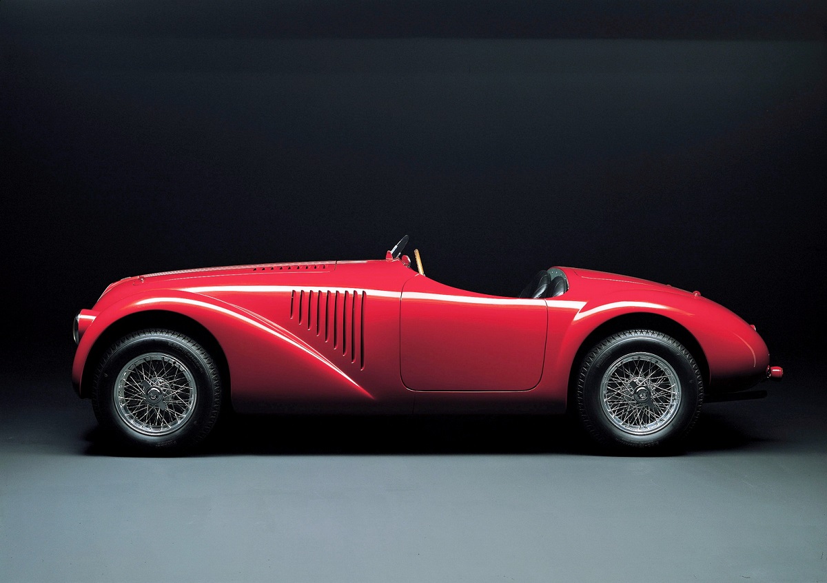 Vanaf deze week viert Ferrari feest, want het is 70 jaar geleden dat er voor het eerst een Ferrari de fabriekspoorten in Maranello uitreed. Diezelfde auto deed dat vandaag weer.