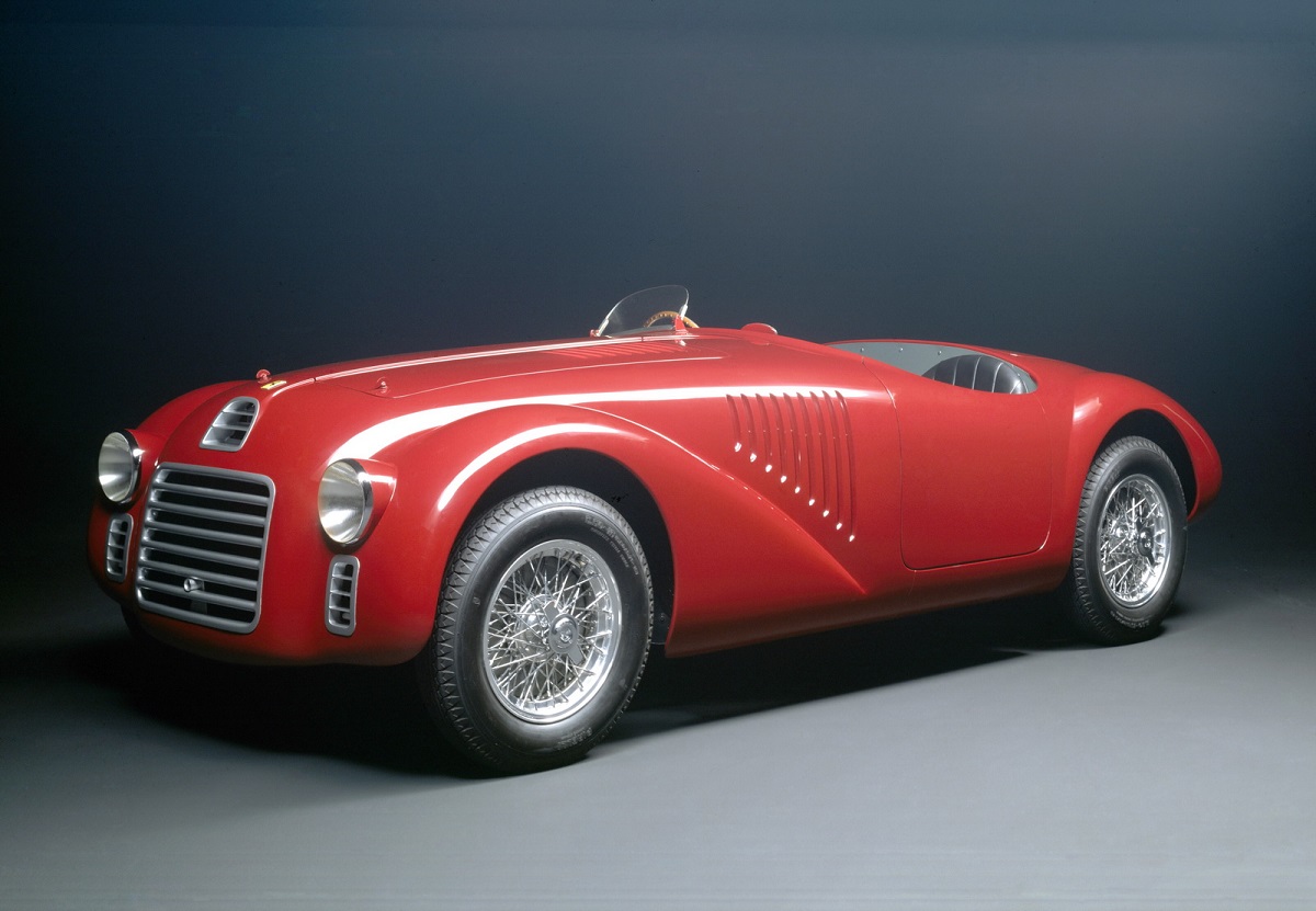 Vanaf deze week viert Ferrari feest, want het is 70 jaar geleden dat er voor het eerst een Ferrari de fabriekspoorten in Maranello uitreed. Diezelfde auto deed dat vandaag weer.
