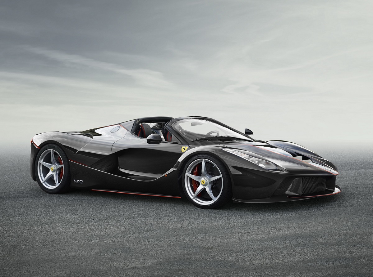Vanaf deze week viert Ferrari feest, want het is 70 jaar geleden dat er voor het eerst een Ferrari de fabriekspoorten in Maranello uitreed. Diezelfde auto deed dat vandaag weer.