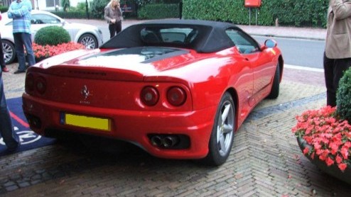 Ronnie heeft onze mailbox vol doen stromen met fotos van speciale autos die hij op straat tegen kwam. Hij heeft er een neusje voor lijkt het wel. Ronnie bedankt hiervoor!