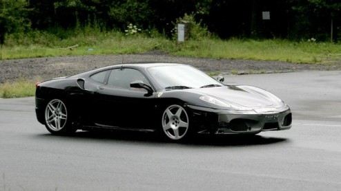 Ferrari gaat binnenkort dan eindelijk komen met het antwoord op het RS geweld uit Stuttgart. Ferrari komt dus ook met en lichter en daardoor sneller op het circuit model.