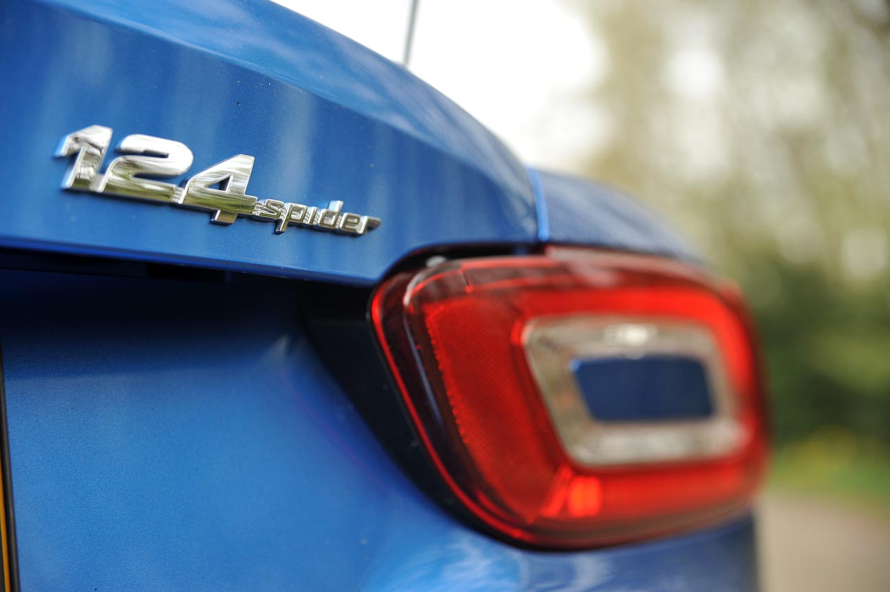 Fiat ontwikkelde op basis van de Mazda MX-5 een eigen roadster, de 124 Spider. Weet de Italiaan het Japanse niveau te verbeteren?