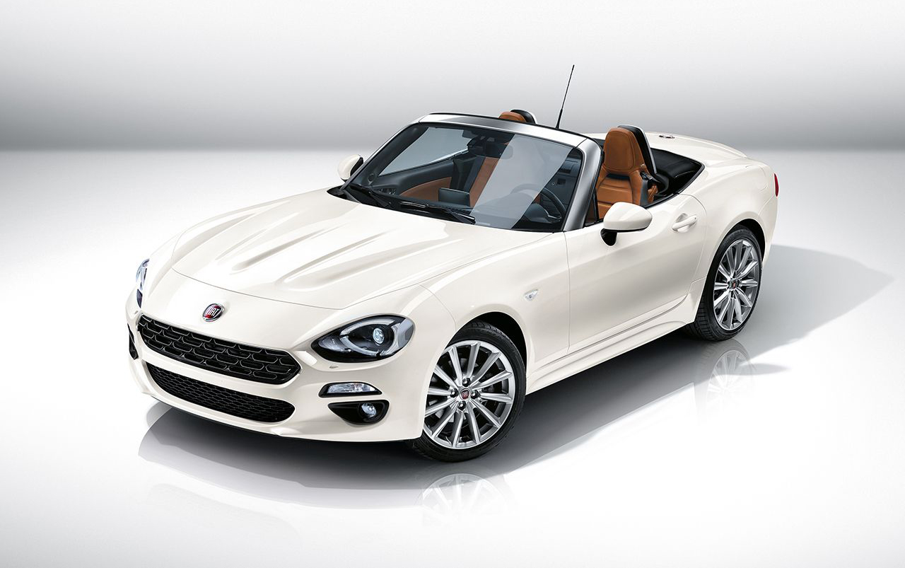 Fiat onthult 124 Spider 1.4 MultiAir Turbo als nieuwe roadster. De auto deelt zijn basis met de Mazda MX-5 en rolt vanaf de zomer 2016 van de band.
