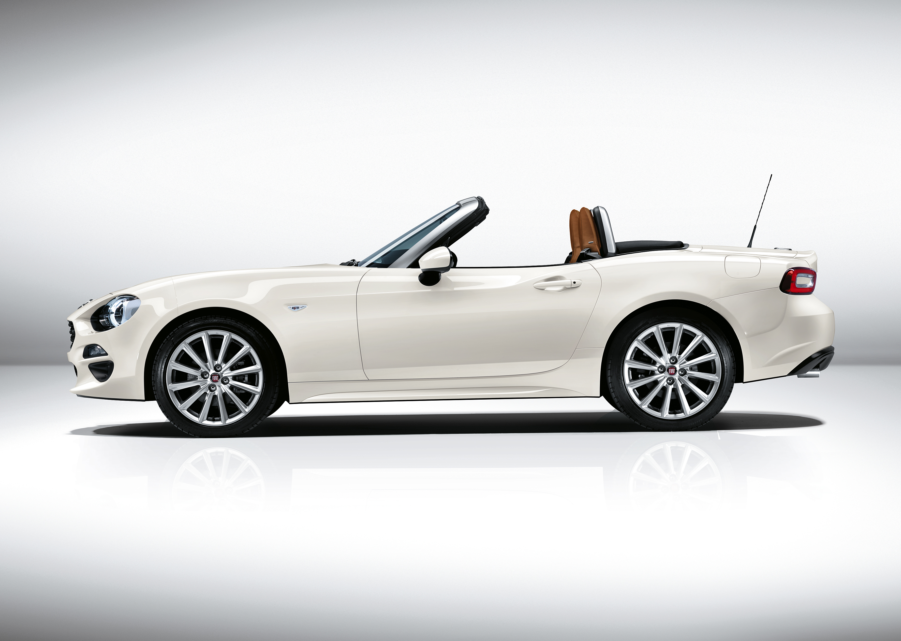 Fiat onthult 124 Spider 1.4 MultiAir Turbo als nieuwe roadster. De auto deelt zijn basis met de Mazda MX-5 en rolt vanaf de zomer 2016 van de band.