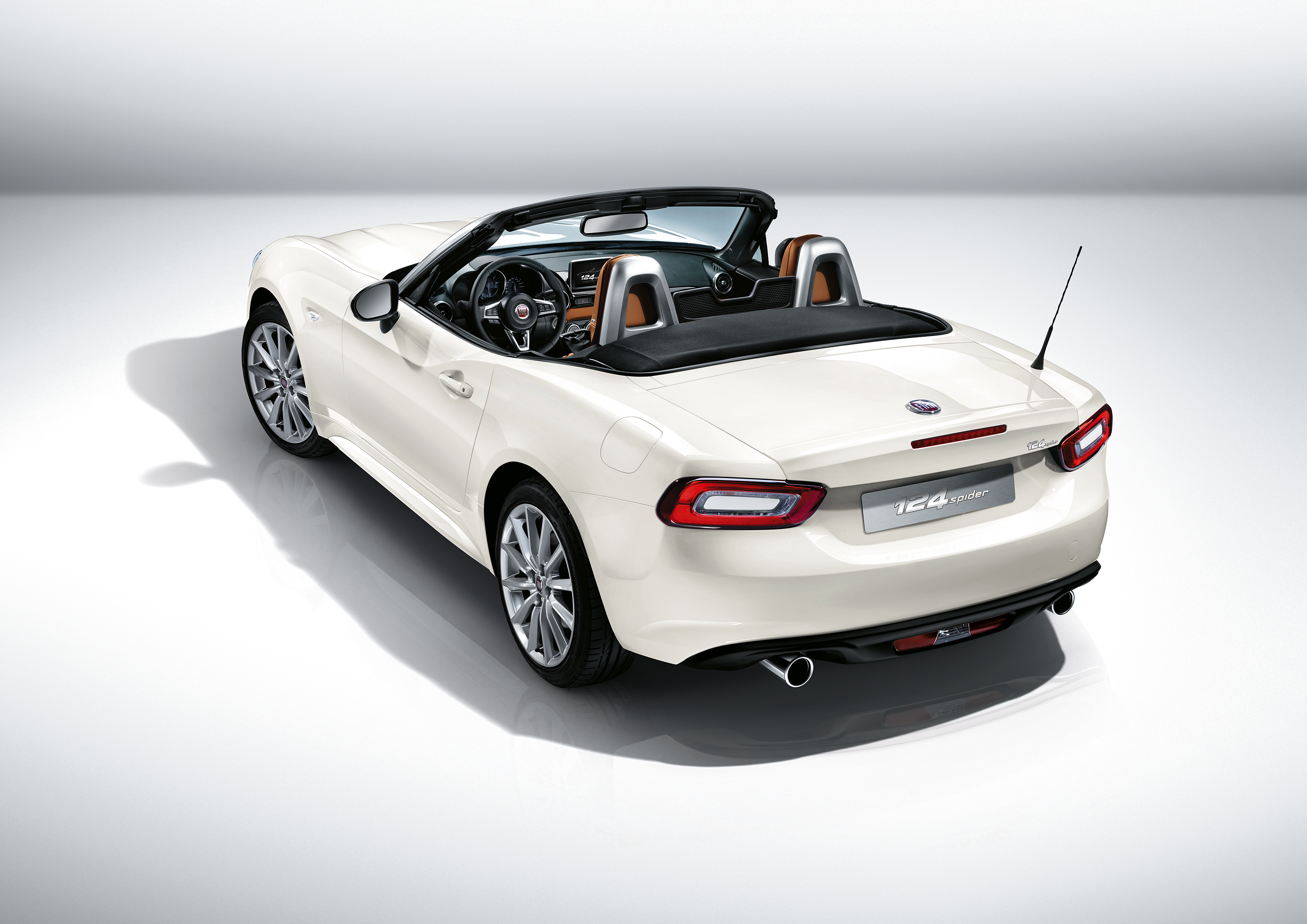 Fiat onthult 124 Spider 1.4 MultiAir Turbo als nieuwe roadster. De auto deelt zijn basis met de Mazda MX-5 en rolt vanaf de zomer 2016 van de band.
