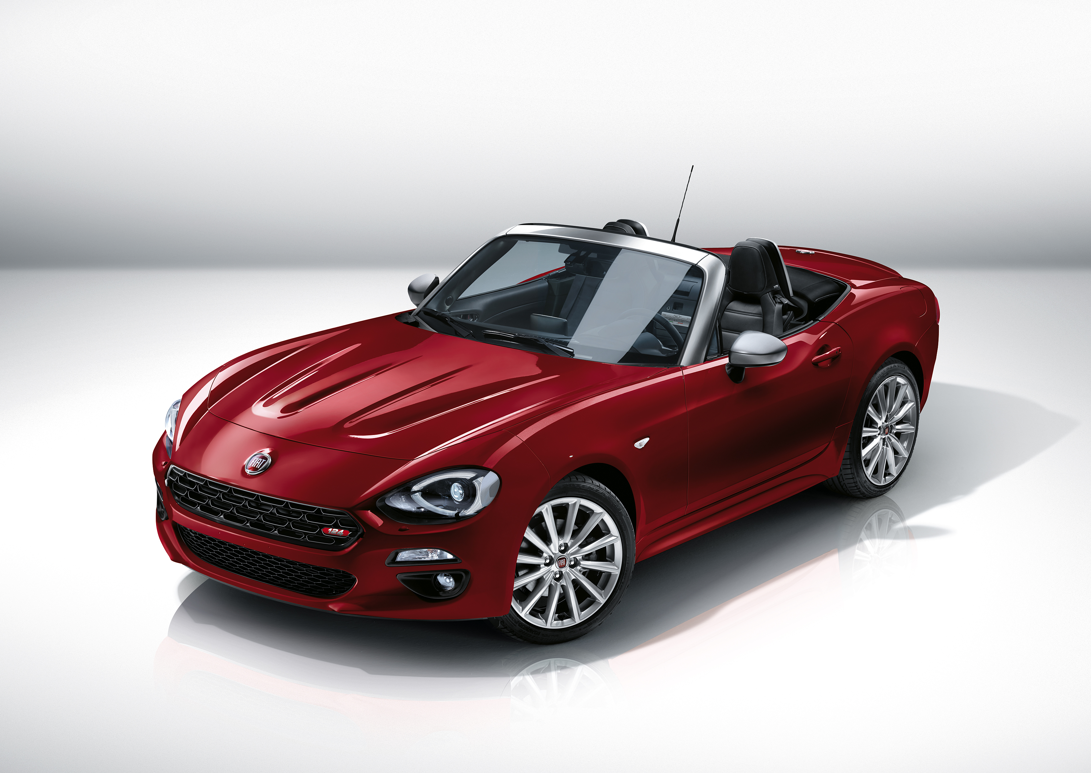 Fiat onthult 124 Spider 1.4 MultiAir Turbo als nieuwe roadster. De auto deelt zijn basis met de Mazda MX-5 en rolt vanaf de zomer 2016 van de band.
