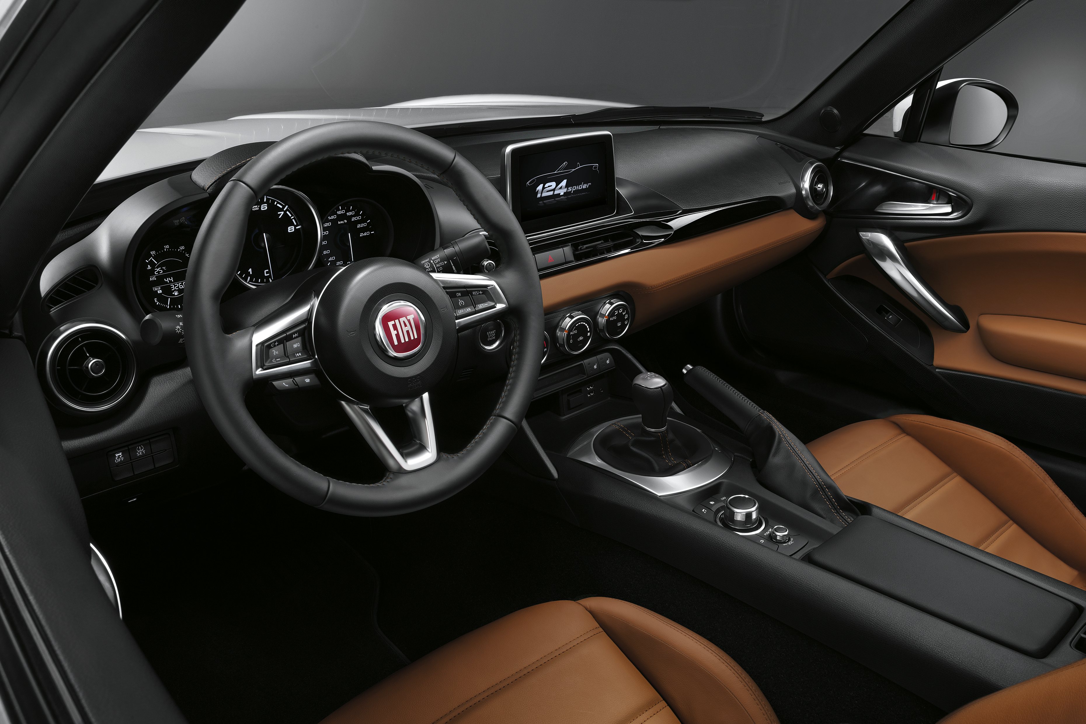 Fiat onthult 124 Spider 1.4 MultiAir Turbo als nieuwe roadster. De auto deelt zijn basis met de Mazda MX-5 en rolt vanaf de zomer 2016 van de band.