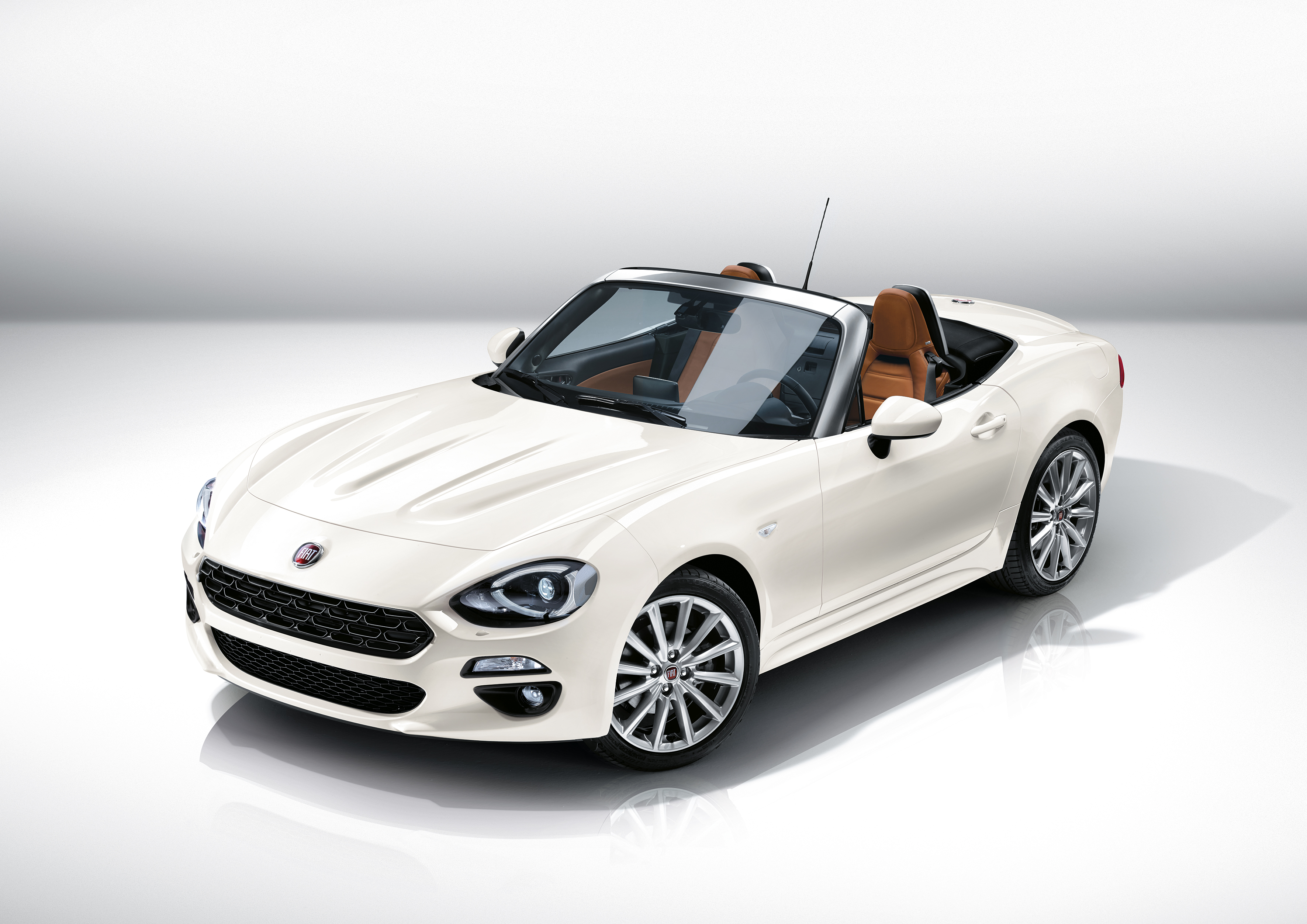 Fiat zet de 124 Spider deze zomer in de showroom vanaf 33.995 euro. De Roadster is er in twee uitvoeringen, met de Lusso uitvoering als meest luxe.